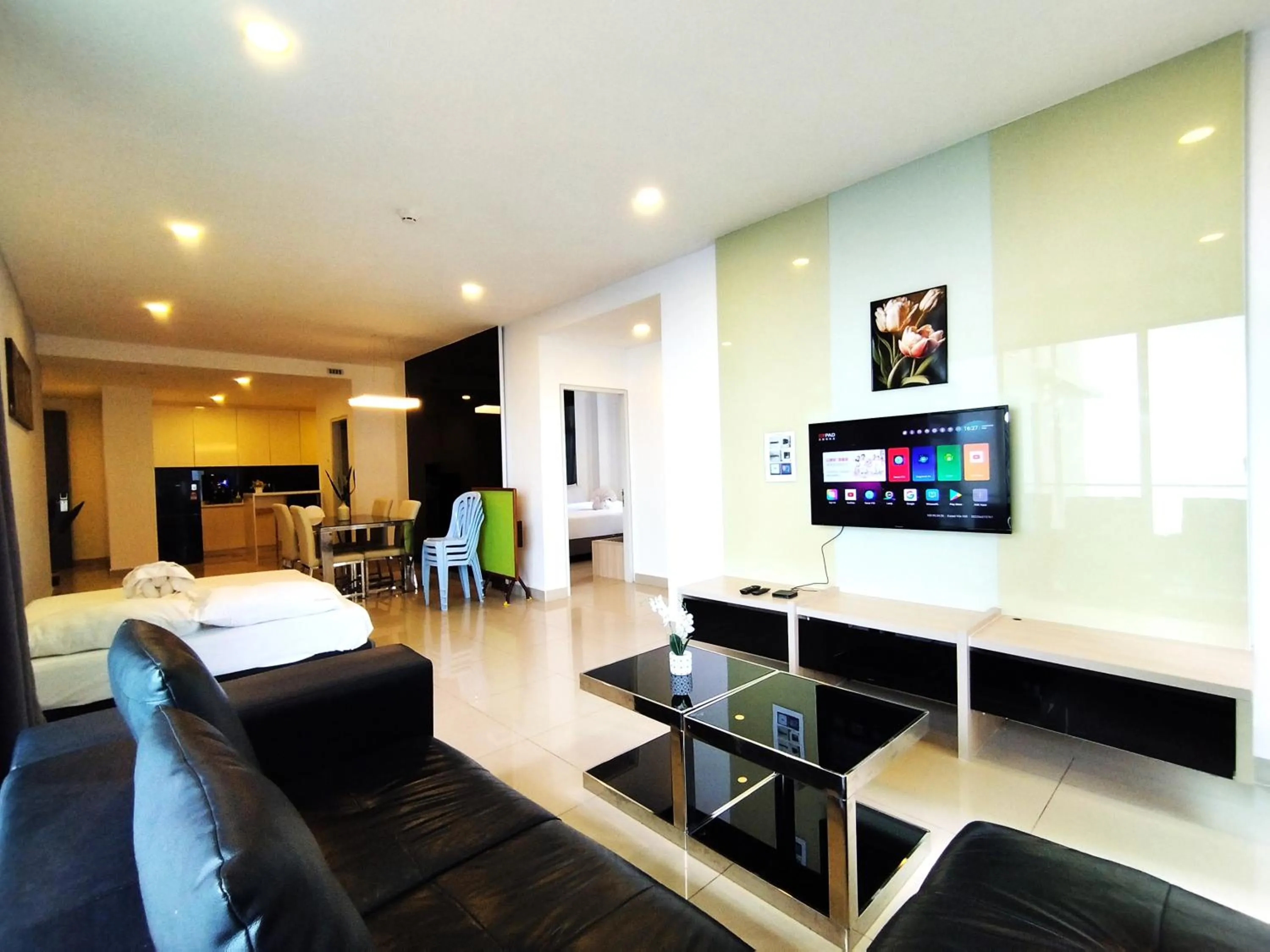 Living room in GENTING FoggyCold StayCation AT Ion Delemen By HAPYHOME