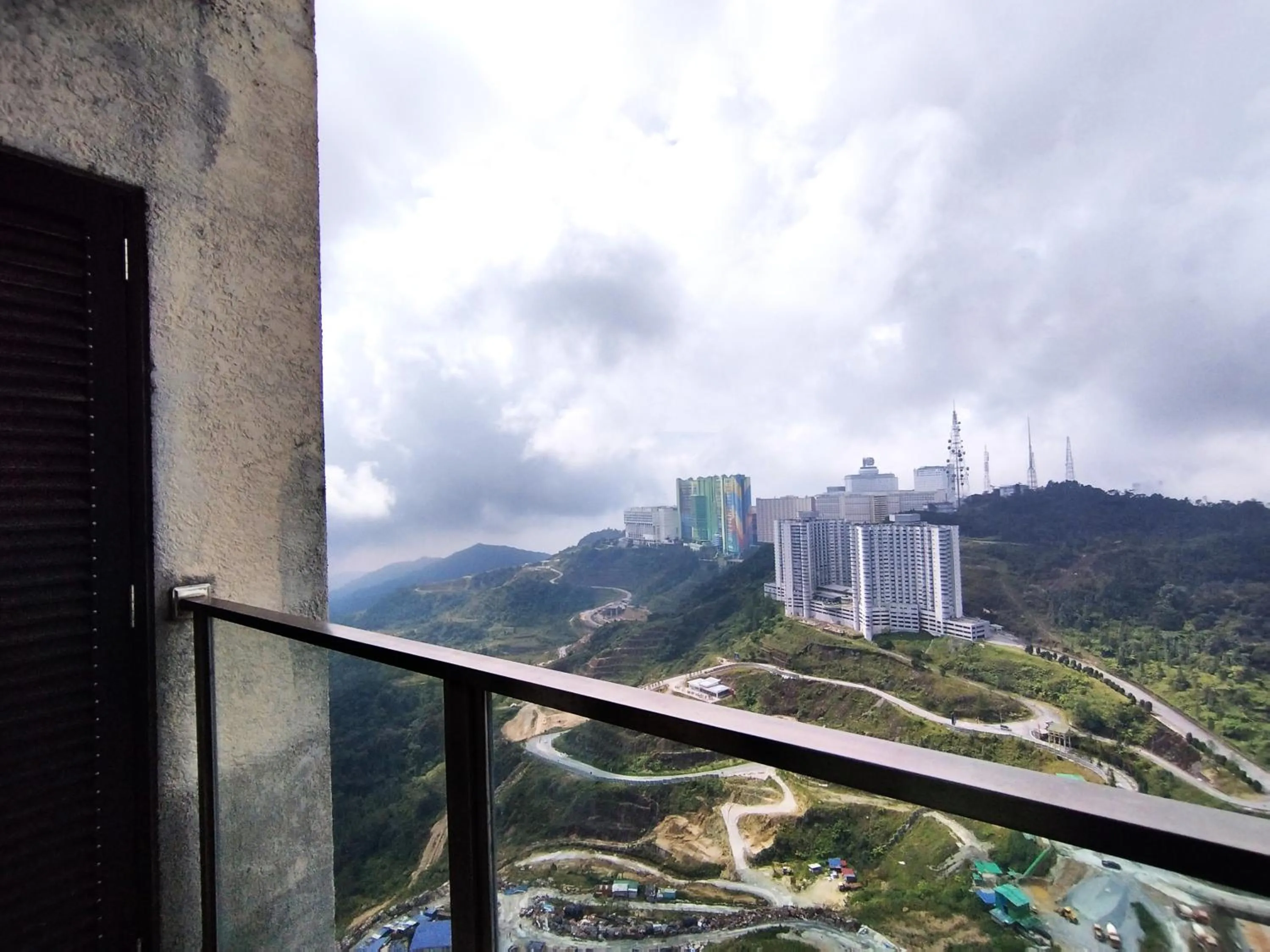 Balcony/Terrace in GENTING FoggyCold StayCation AT Ion Delemen By HAPYHOME