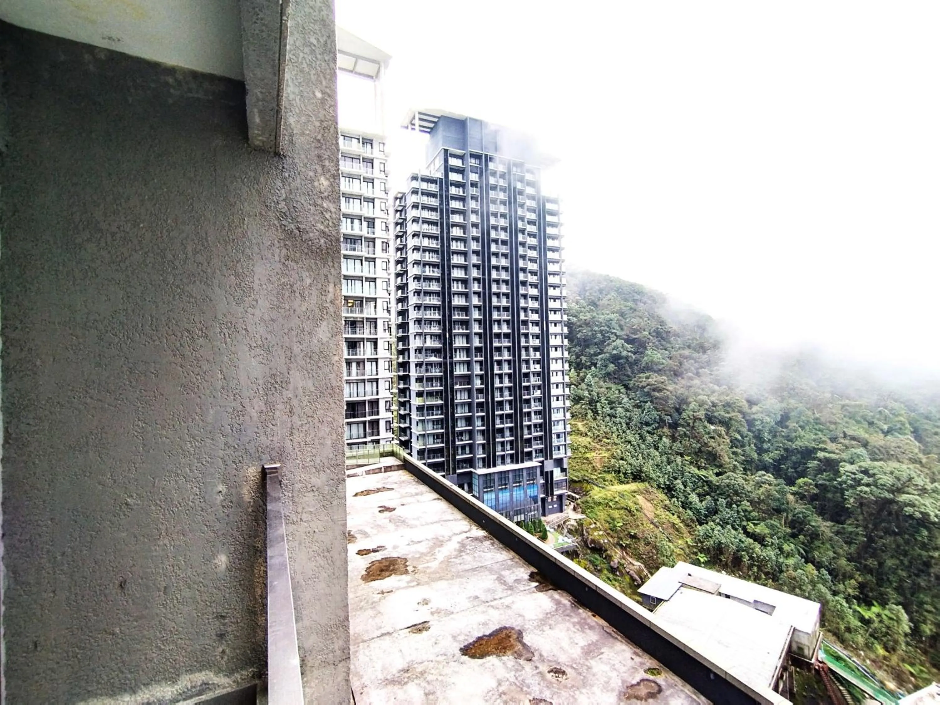 Balcony/Terrace in GENTING FoggyCold StayCation AT Ion Delemen By HAPYHOME