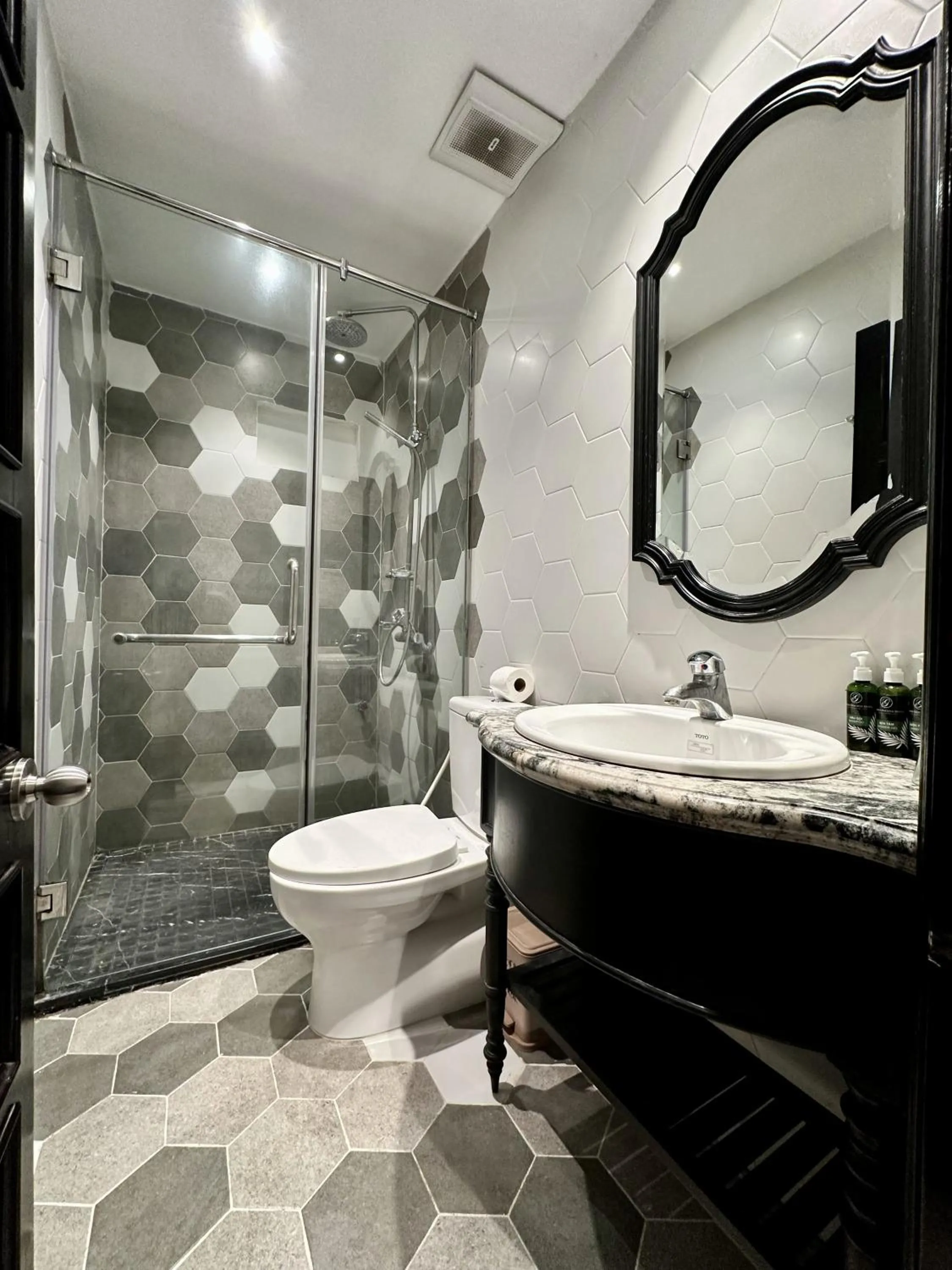 Toilet in Hanoi Graceful Hotel and Travel