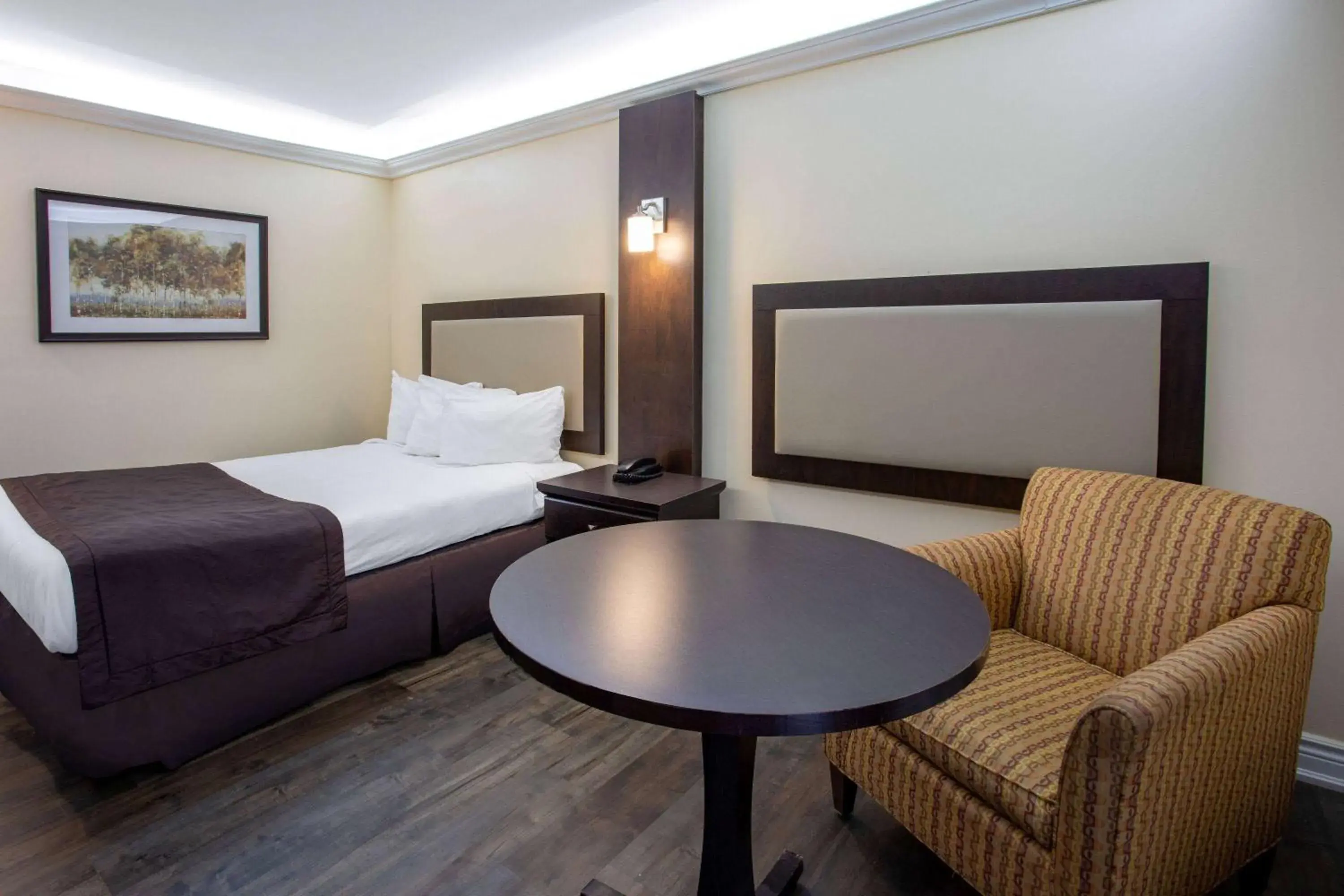 Photo of the whole room in Travelodge by Wyndham Sarnia