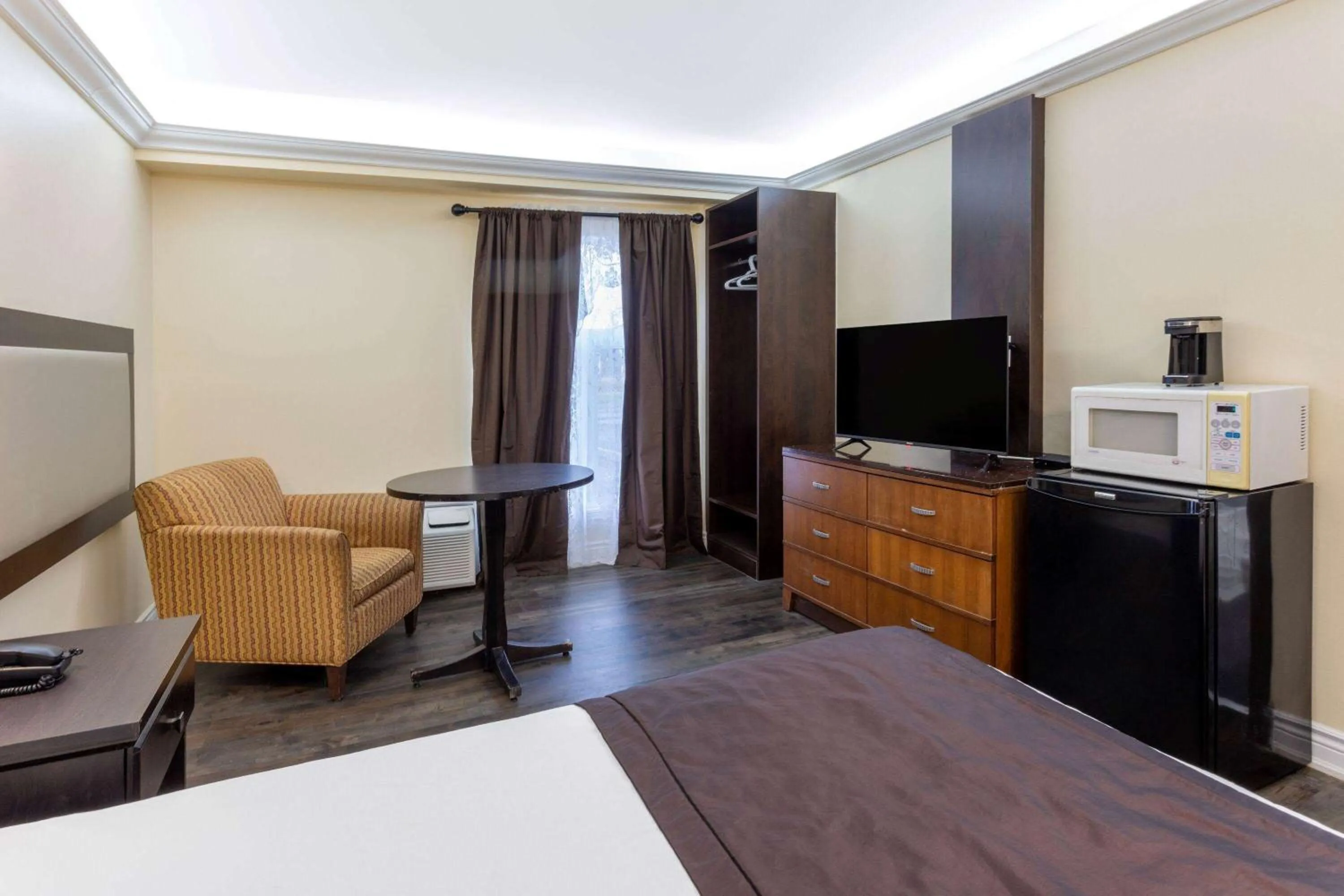 Photo of the whole room in Travelodge by Wyndham Sarnia