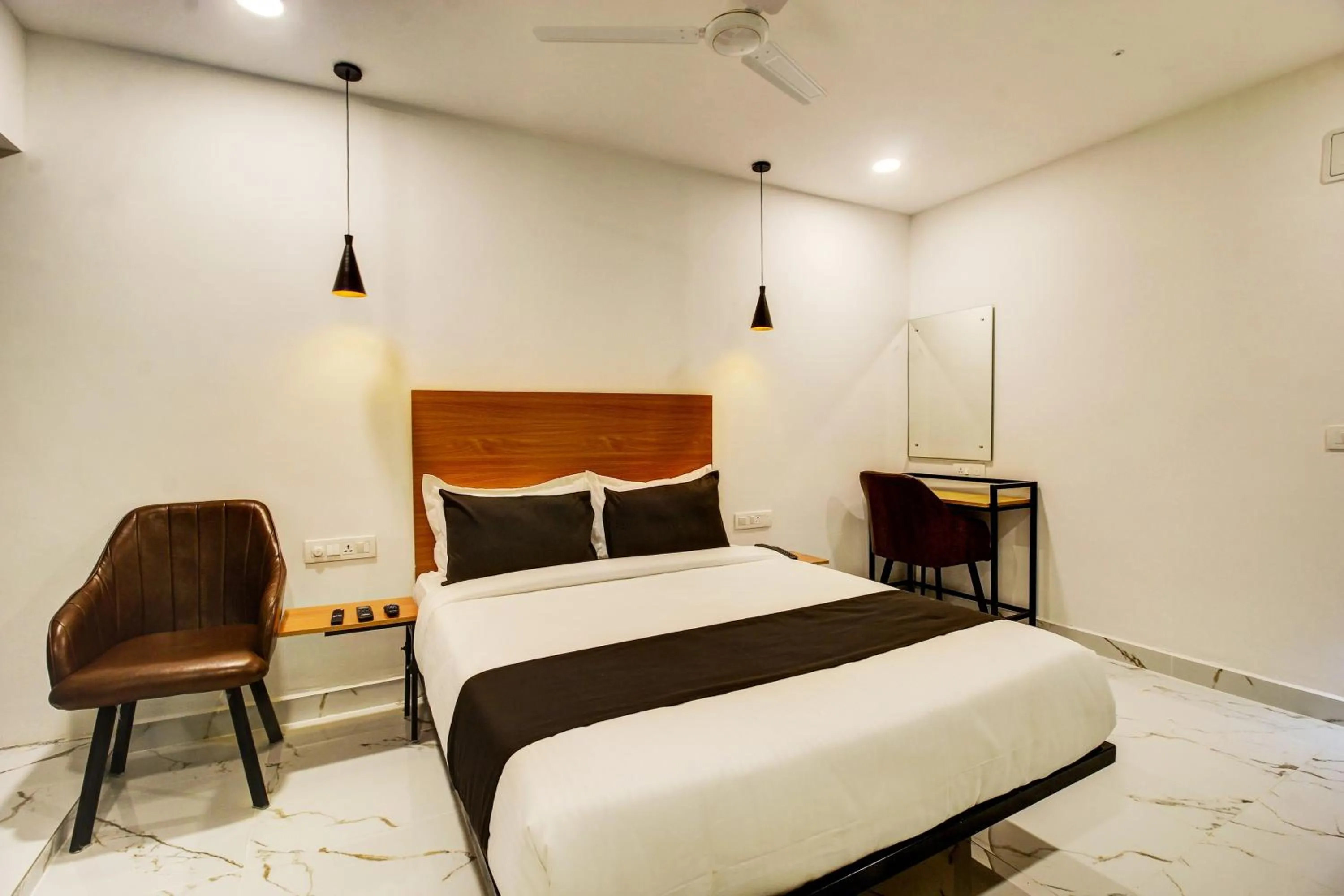 Bedroom, Bed in Super Townhouse Rcc Hotel Banjara Hills