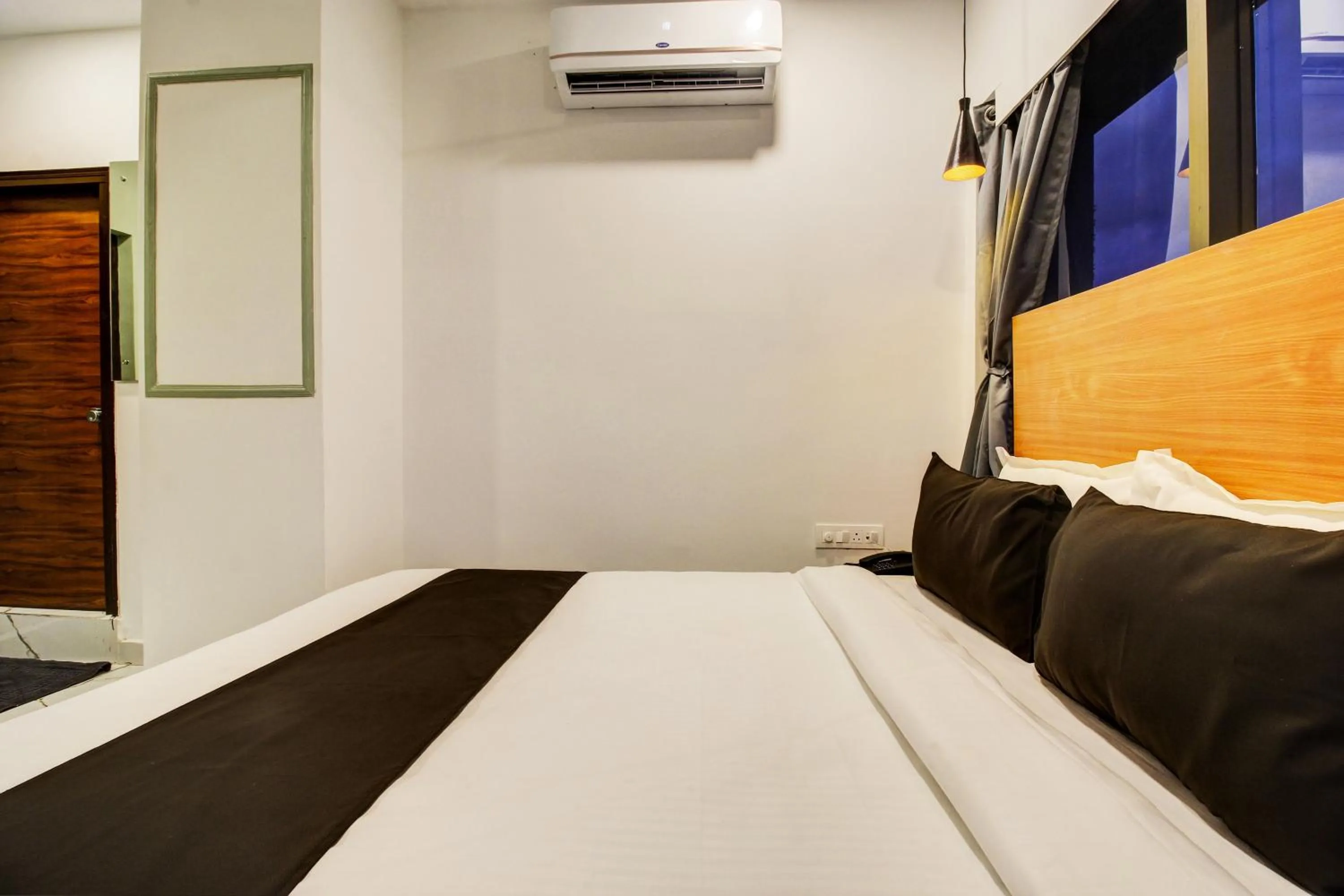 Bedroom, Bed in Super Townhouse Rcc Hotel Banjara Hills