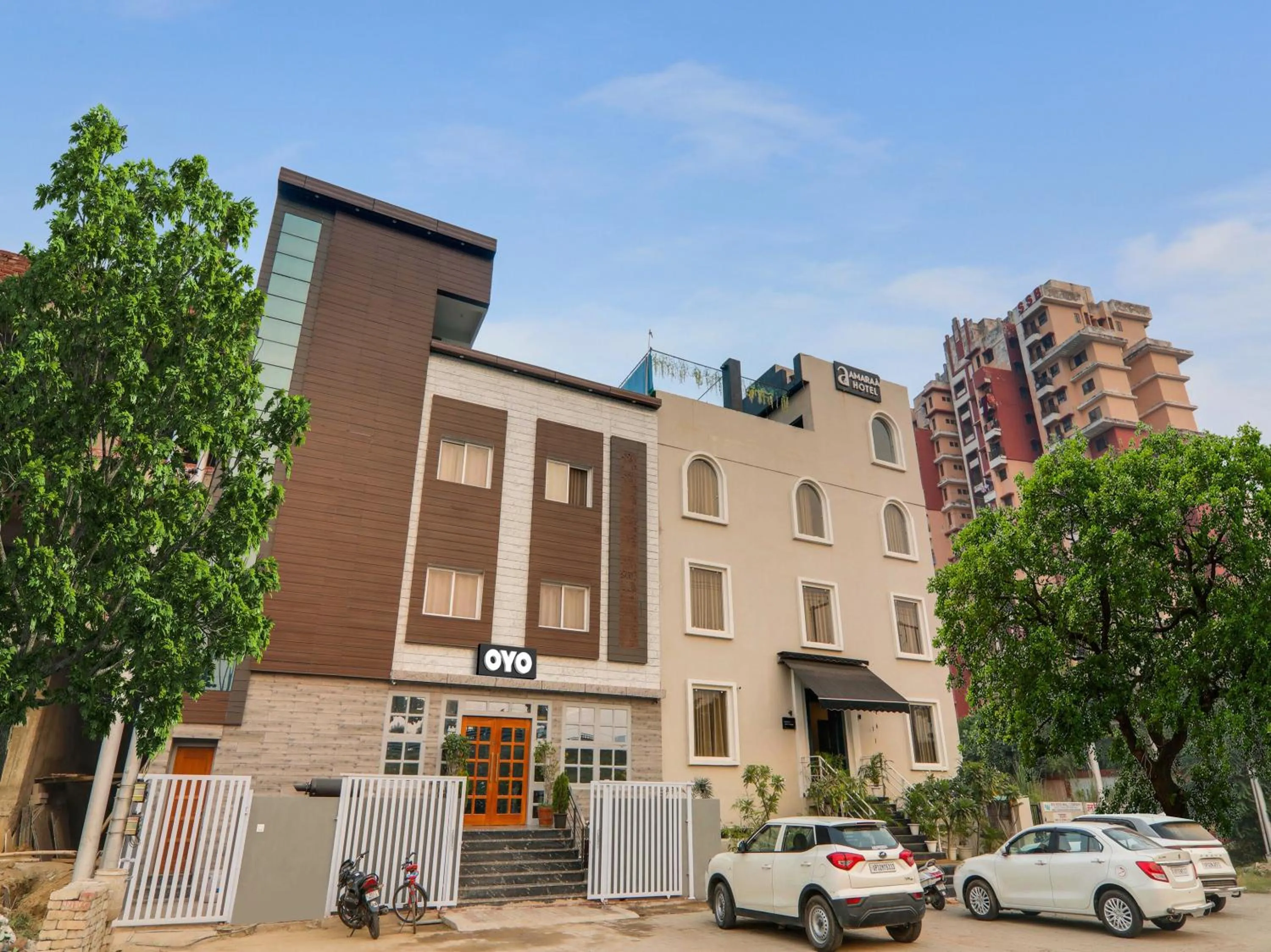 Facade/entrance in Townhouse Majestic Hotel Near Phoenix Palassio