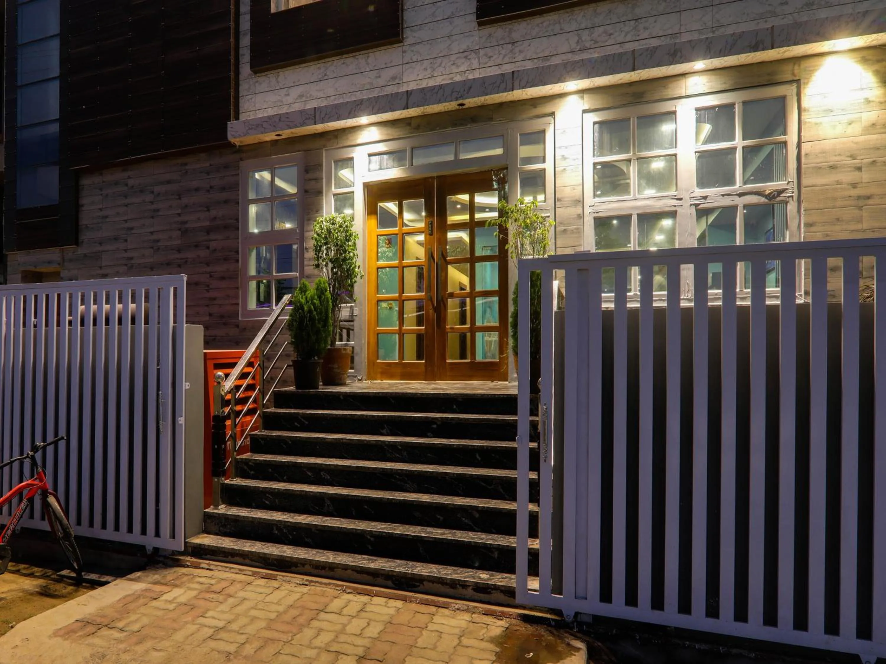 Facade/entrance in Townhouse Majestic Hotel Near Phoenix Palassio