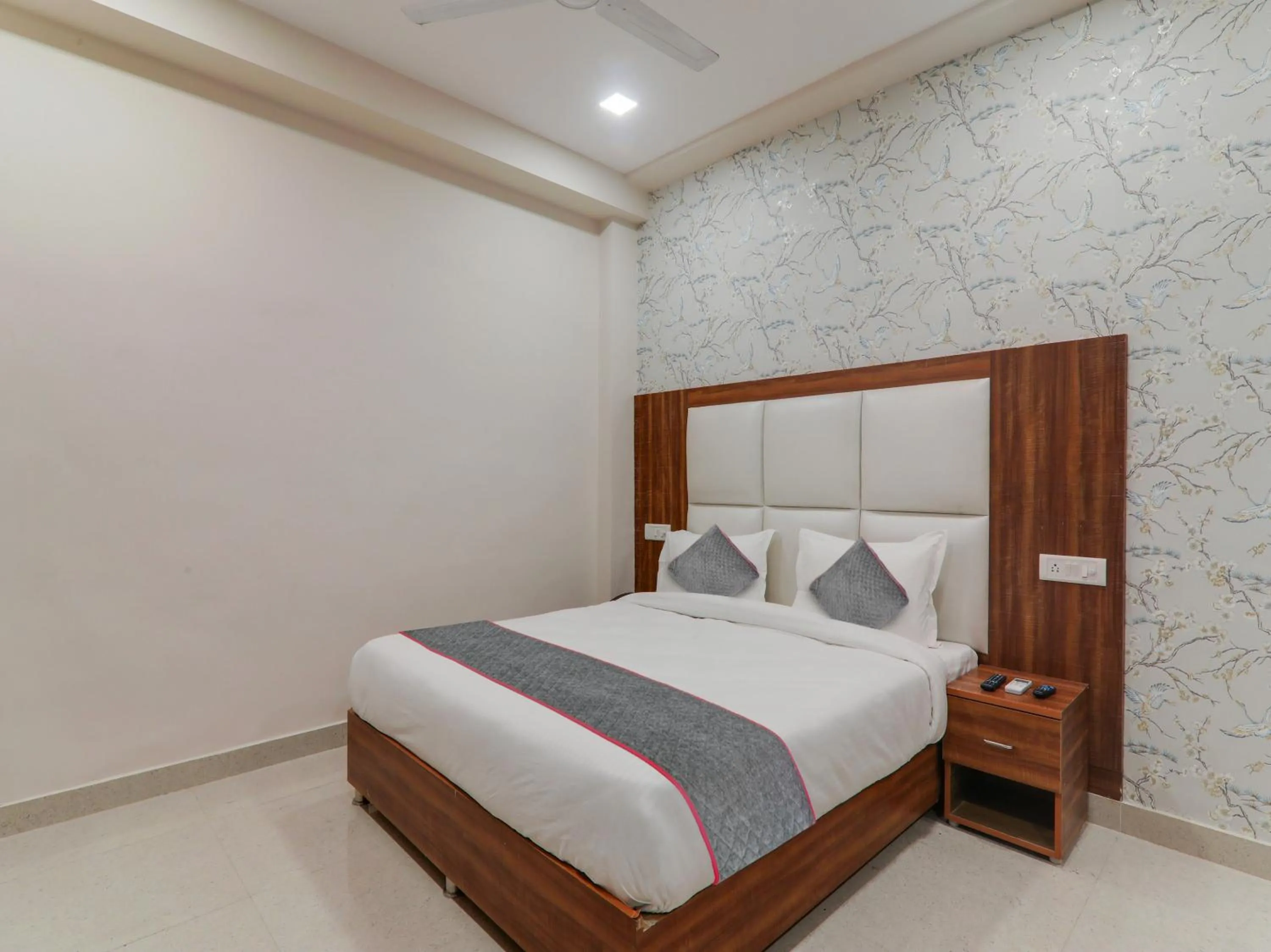 Bedroom in Townhouse Majestic Hotel Near Phoenix Palassio