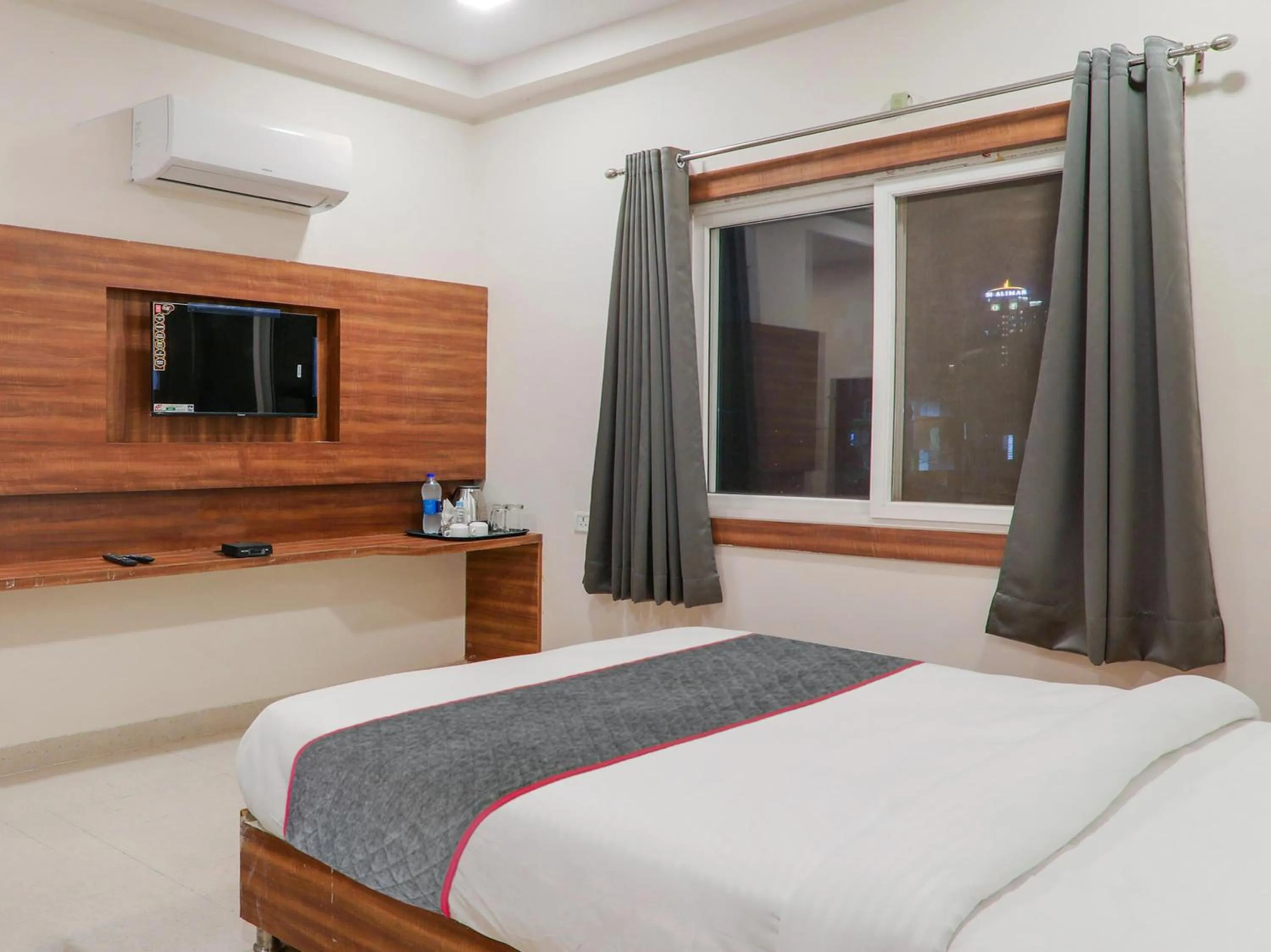 Bedroom in Townhouse Majestic Hotel Near Phoenix Palassio