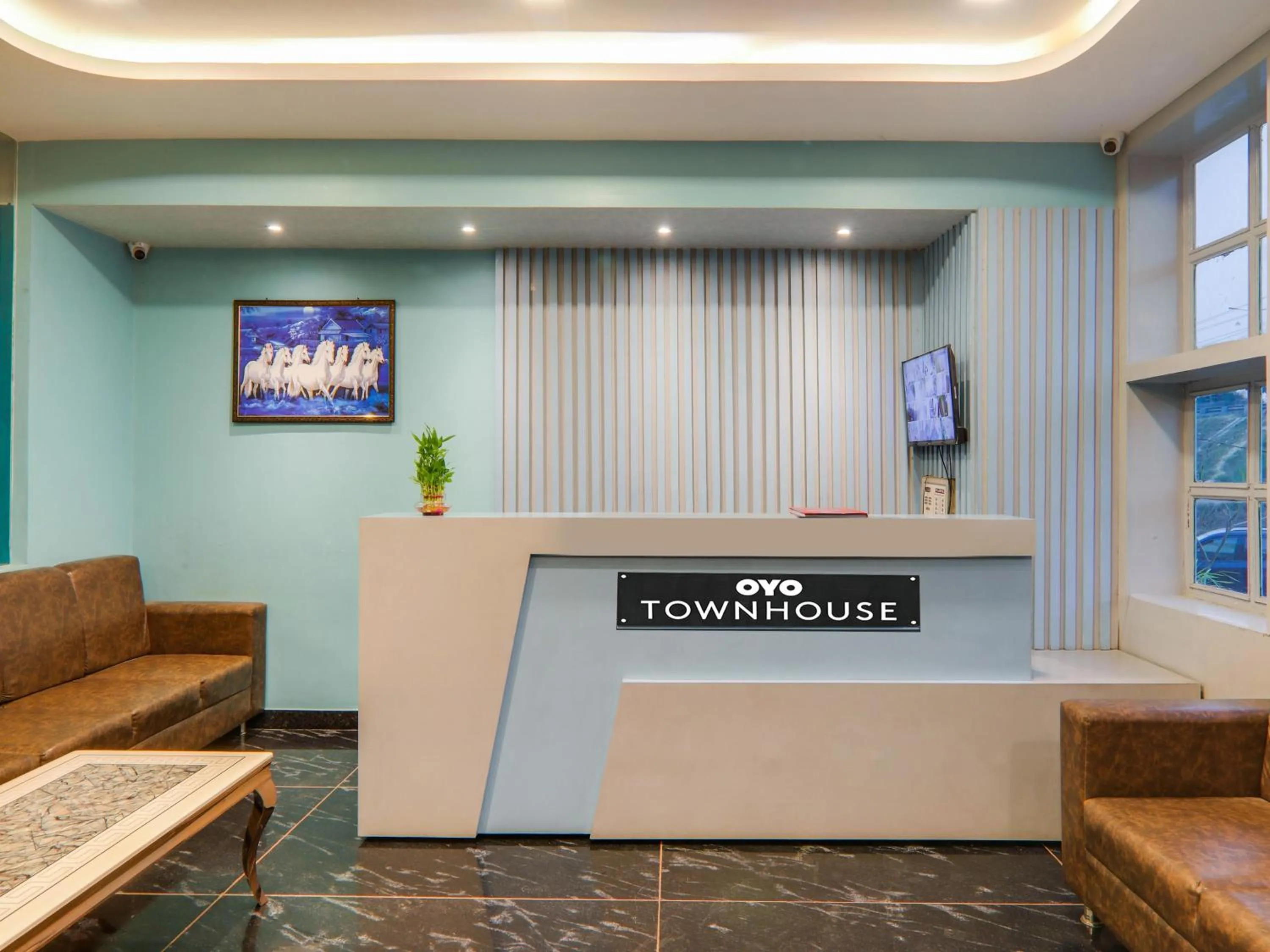 Lobby or reception in Townhouse Majestic Hotel Near Phoenix Palassio