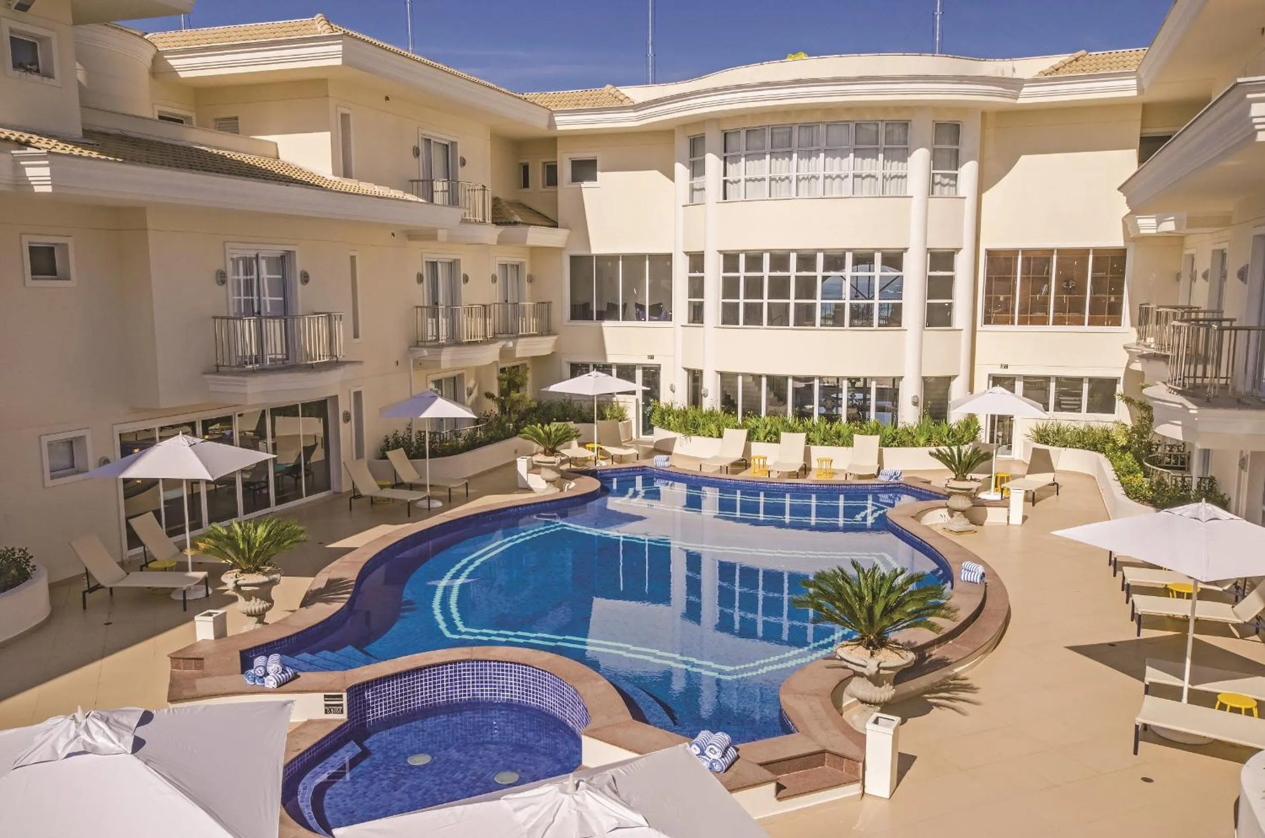 Pool view in Doral Guarujá
