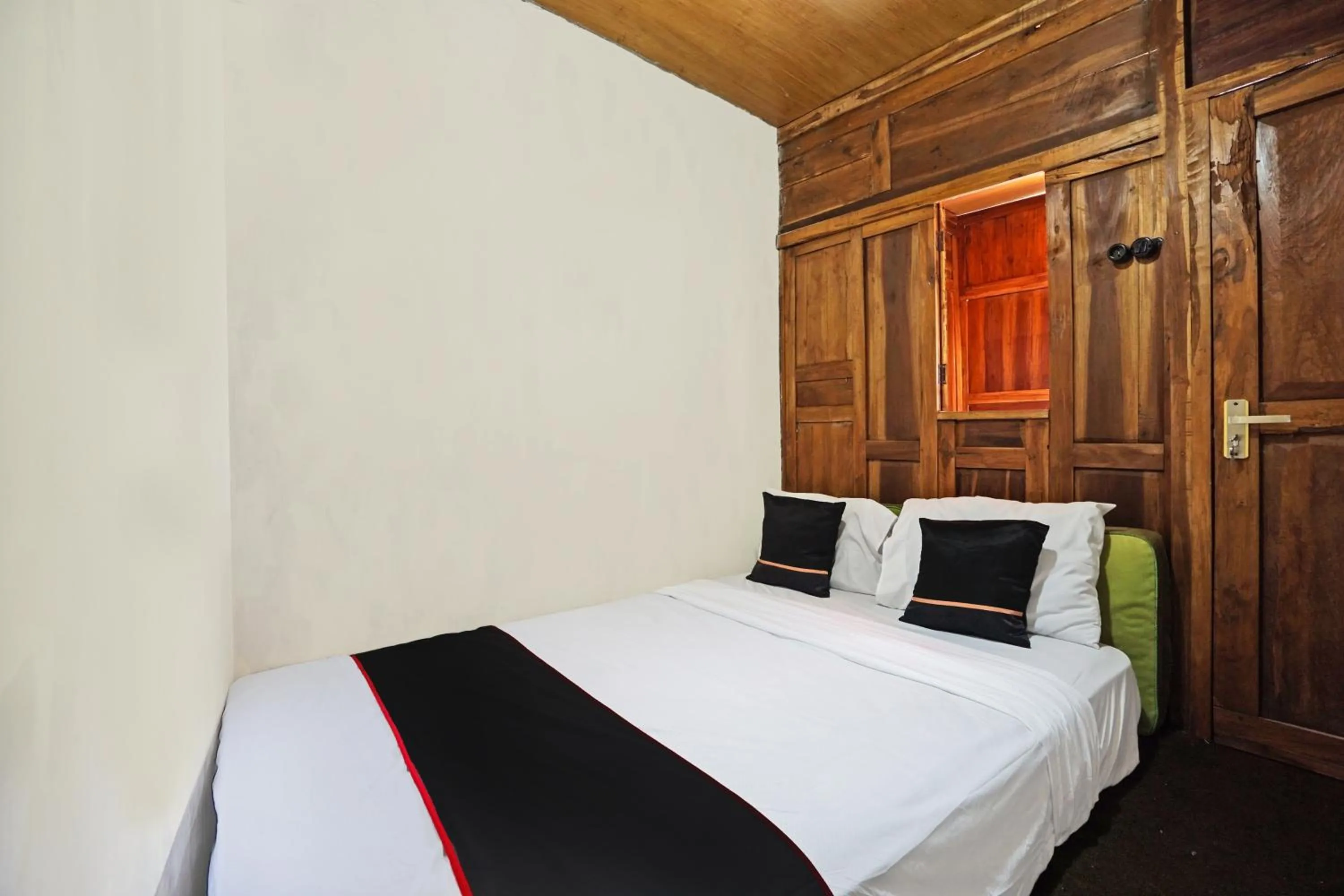 Bedroom, Bed in Lembah Mbalong Resort Mitra RedDoorz Near Exit Tol Singosari