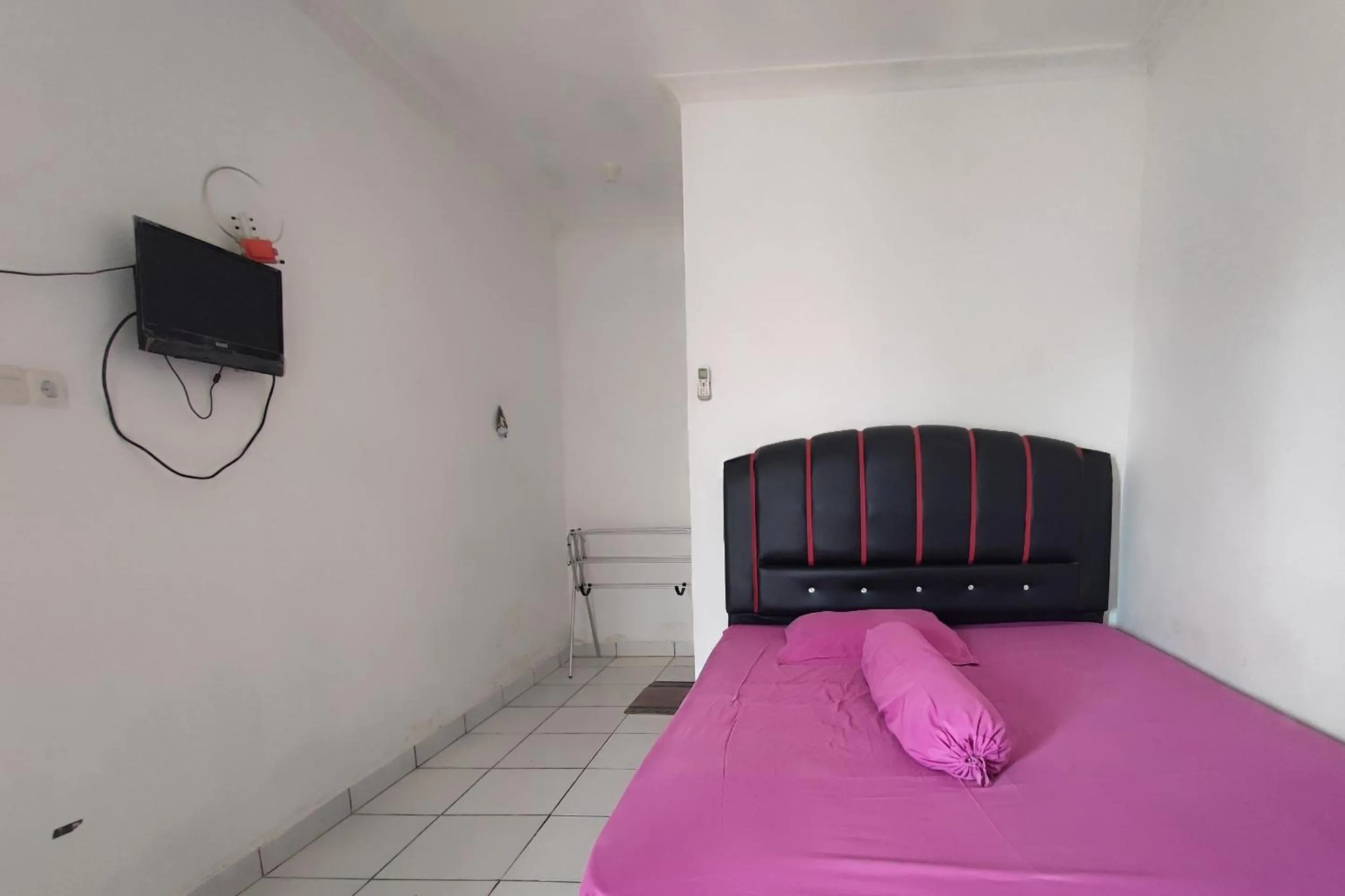 Bedroom, Bed in Hotel O Garuda Bandara Guesthouse