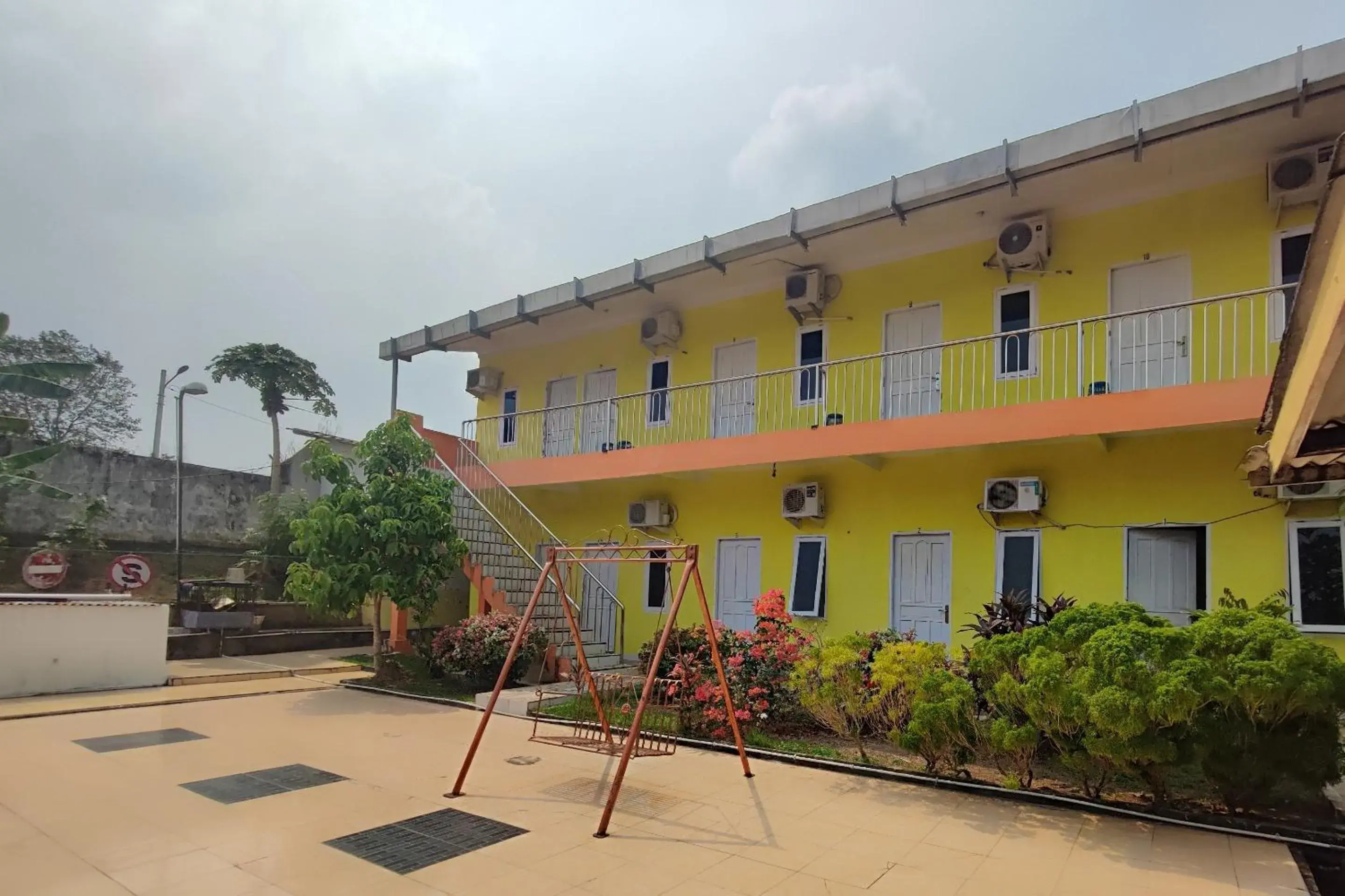 Facade/entrance in Hotel O Garuda Bandara Guesthouse Facade/entrance in Hotel O Garuda Bandara Guesthouse