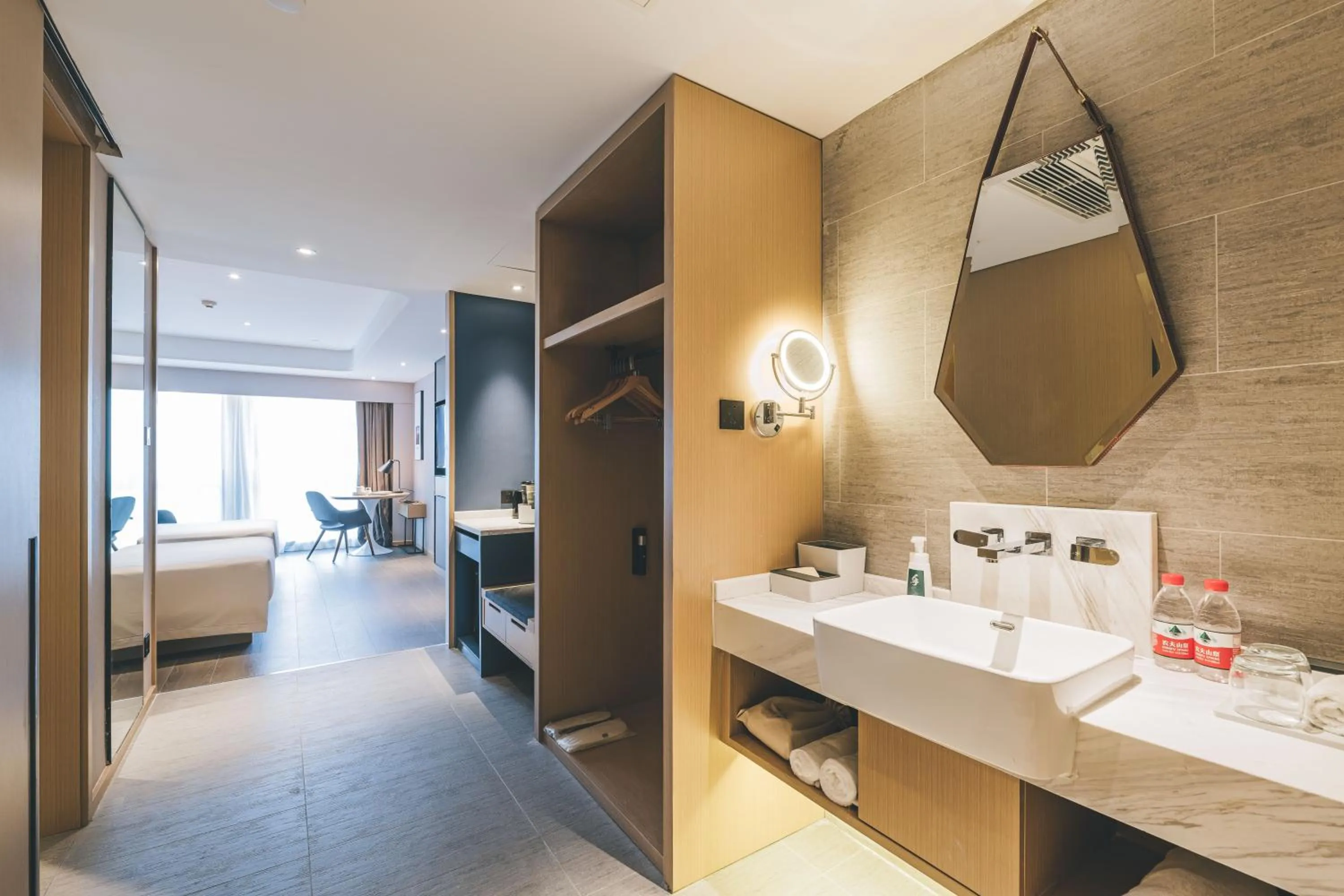 Photo of the whole room in Atour S Hotel Shanghai Xujiahui Tianyaoqiao