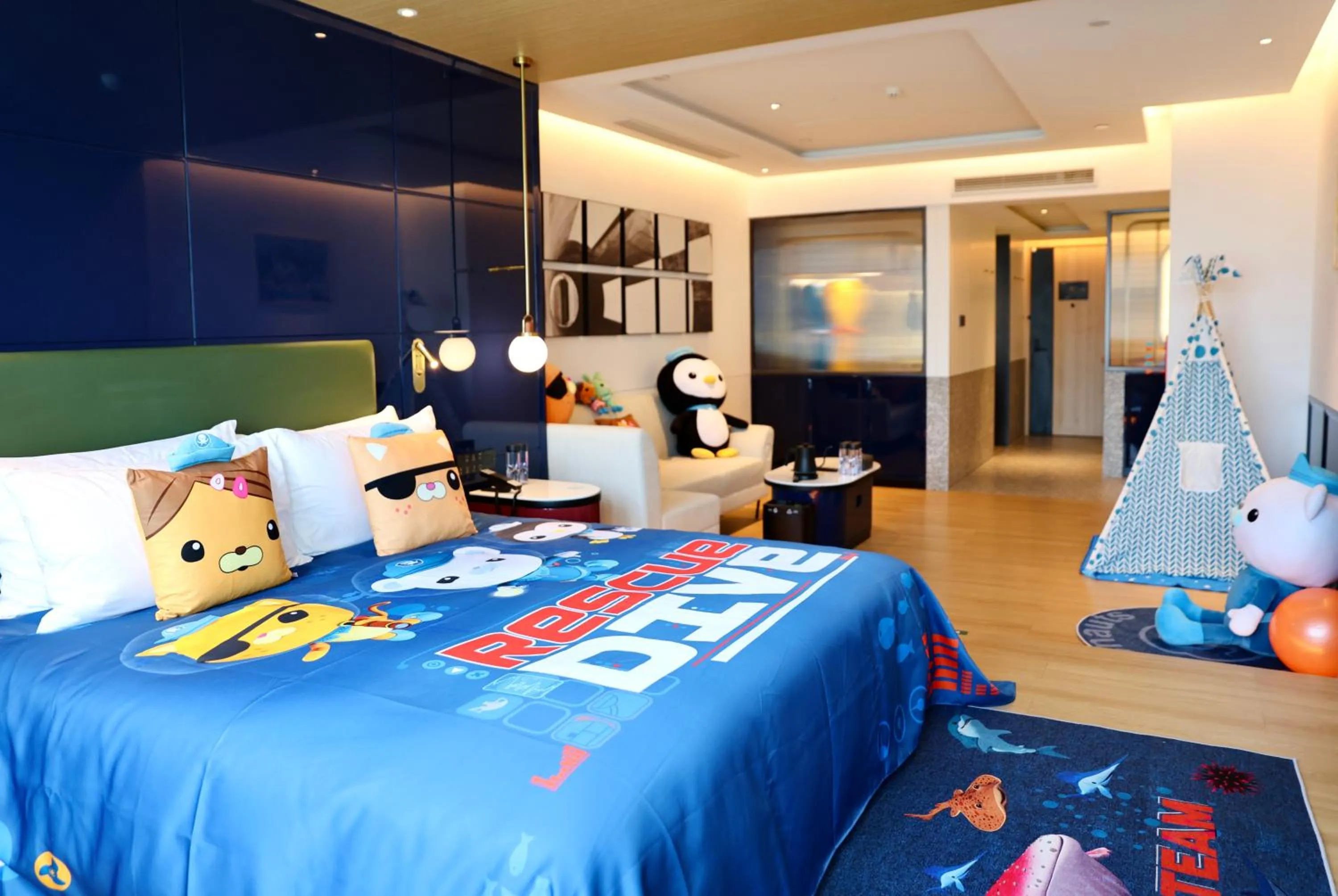 Photo of the whole room, Bed in Atour Mansion Shanghai City Center-Free Laundry Service by butler-Free Night Snacks