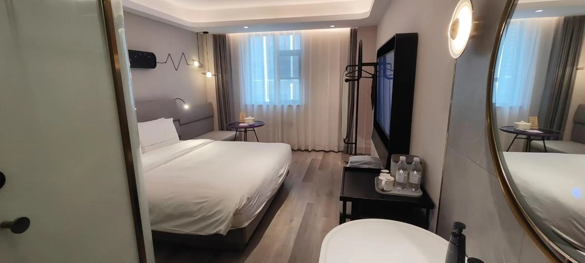 Bed in Atour Light Hotel Shanghai Xujiahui Jiaotong University