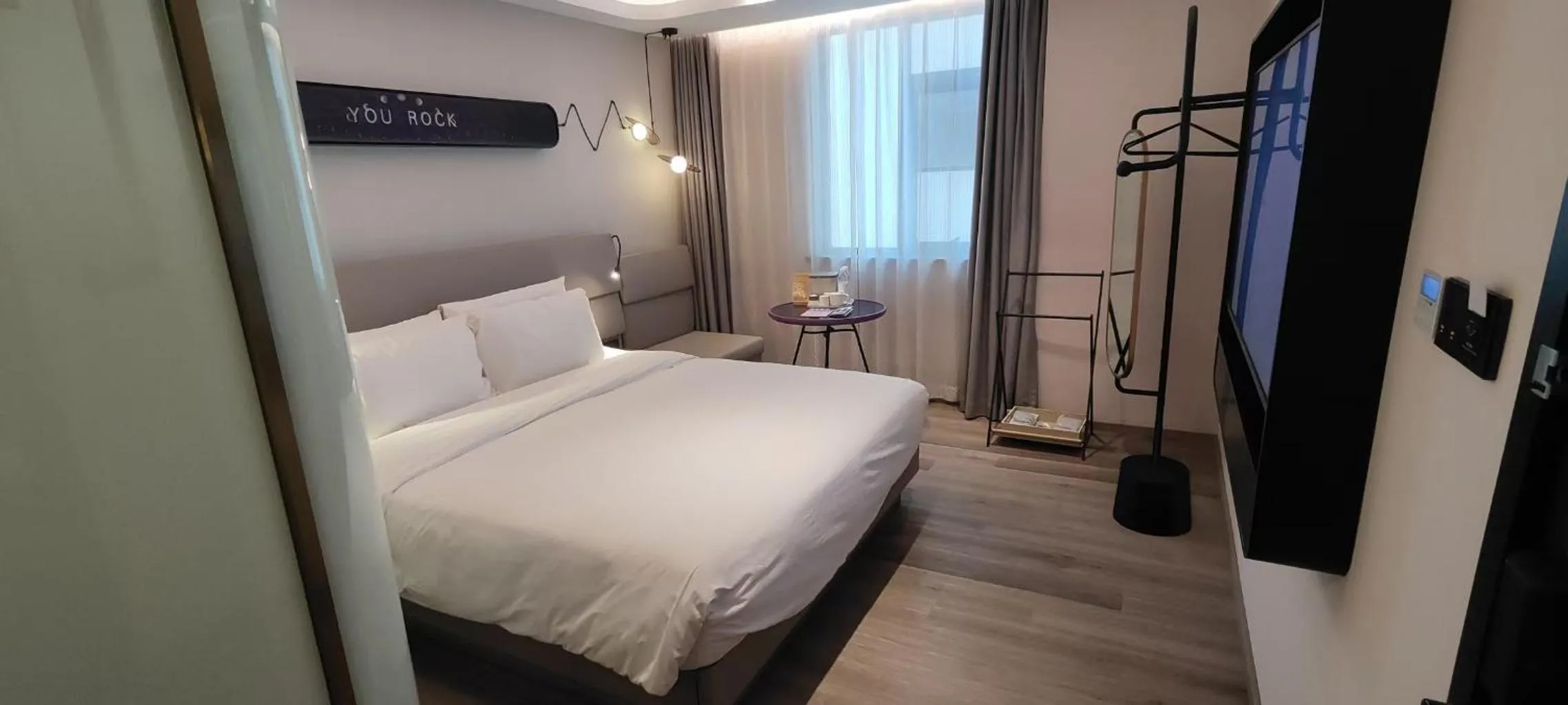 Bed in Atour Light Hotel Shanghai Xujiahui Jiaotong University