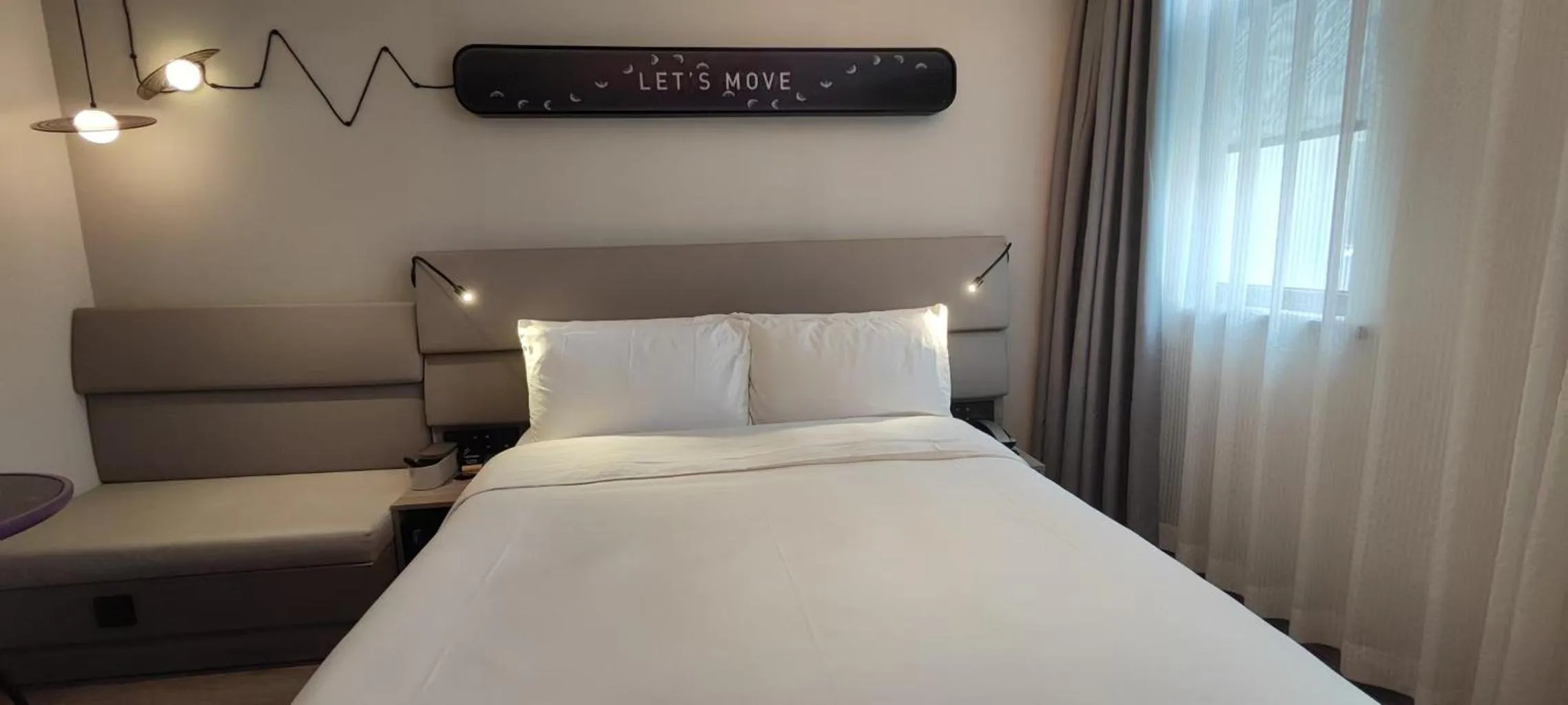 Bed in Atour Light Hotel Shanghai Xujiahui Jiaotong University