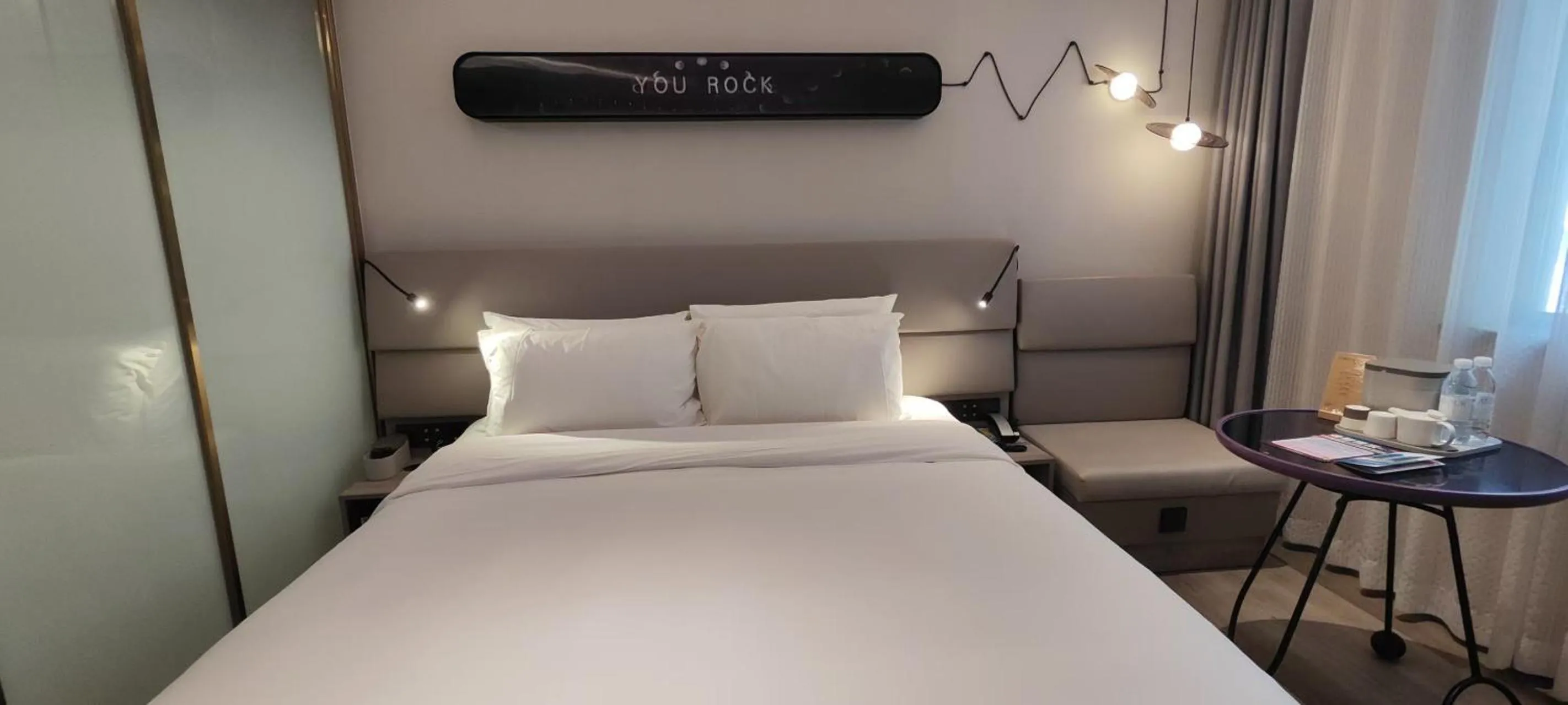 Bed in Atour Light Hotel Shanghai Xujiahui Jiaotong University