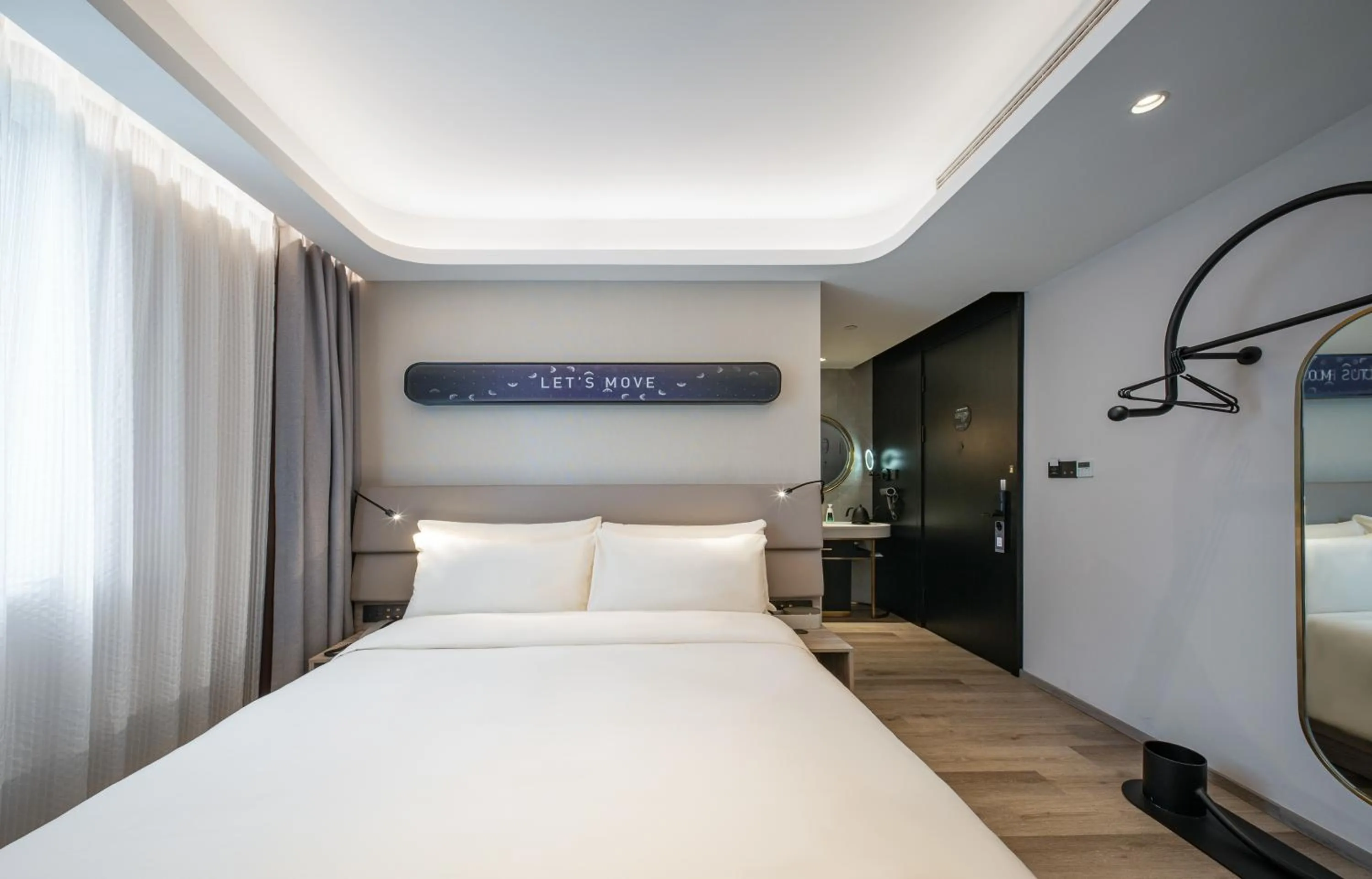 Bed in Atour Light Hotel Shanghai Xujiahui Jiaotong University