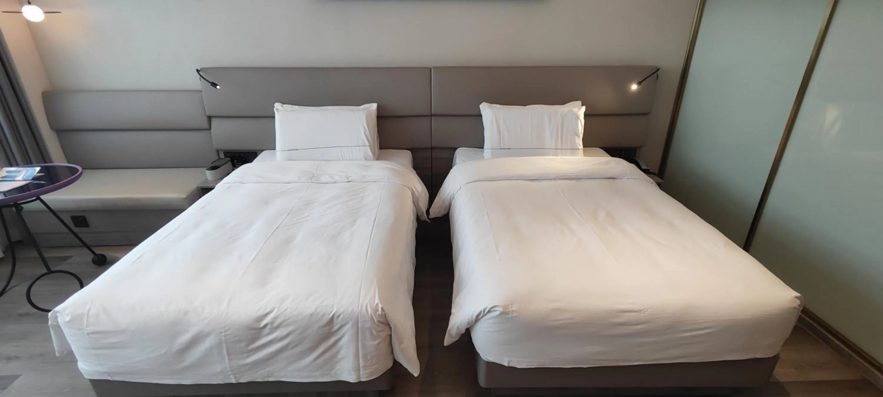 Bed in Atour Light Hotel Shanghai Xujiahui Jiaotong University