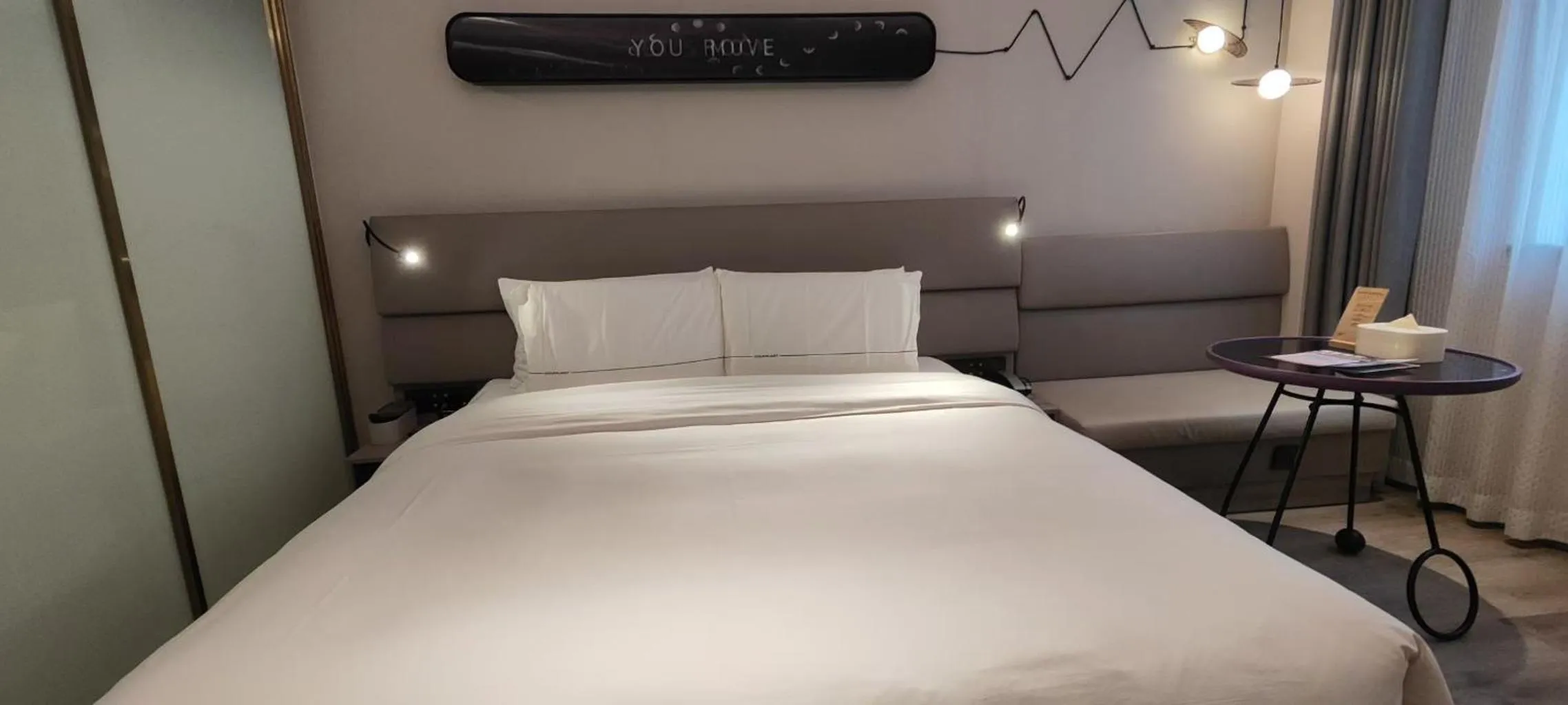 Bed in Atour Light Hotel Shanghai Xujiahui Jiaotong University