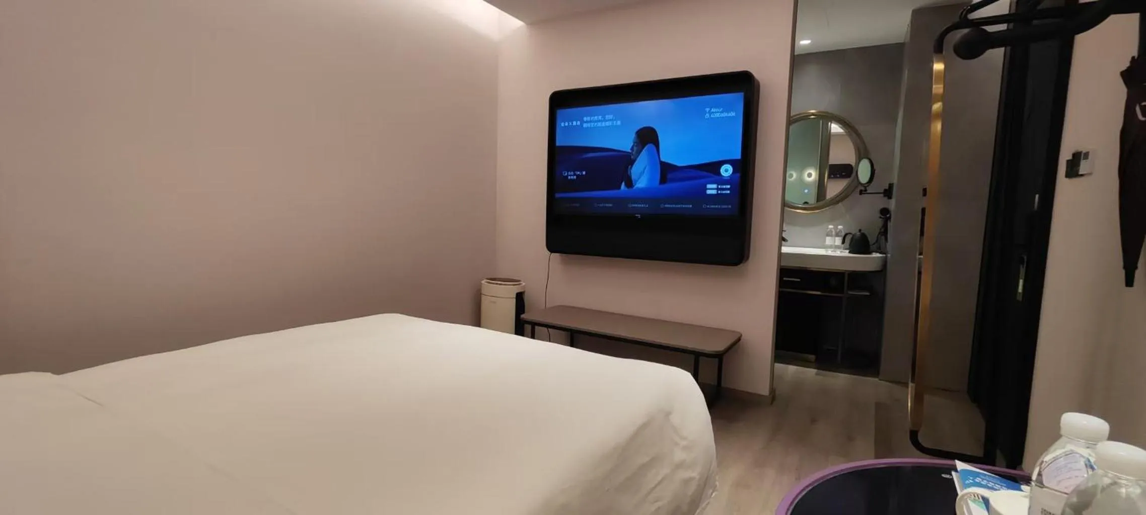 Bed in Atour Light Hotel Shanghai Xujiahui Jiaotong University