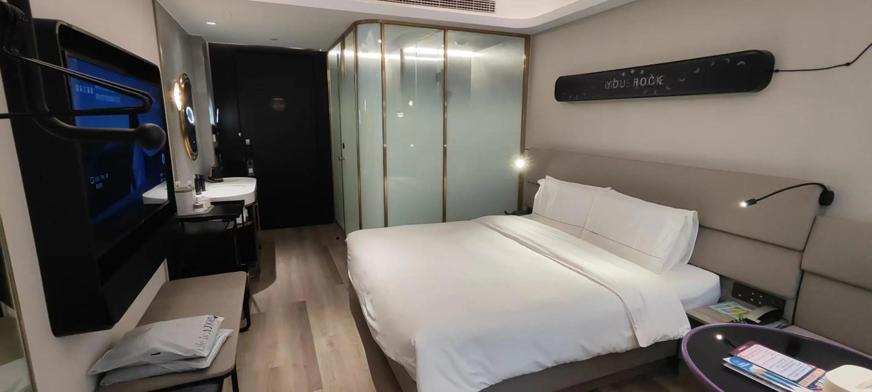 Bed in Atour Light Hotel Shanghai Xujiahui Jiaotong University