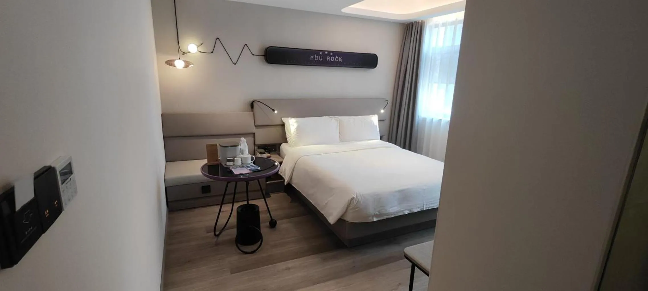 Bed in Atour Light Hotel Shanghai Xujiahui Jiaotong University