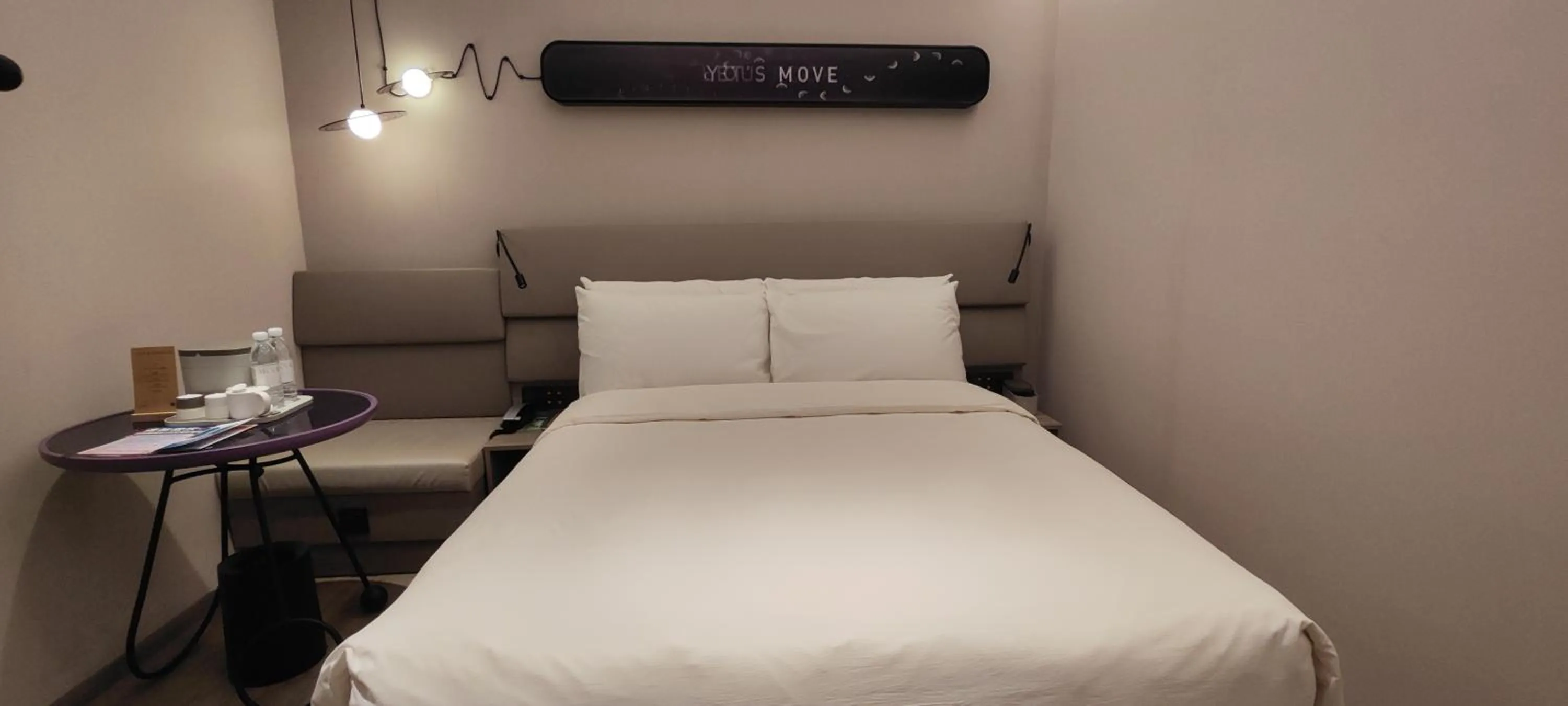 Bed in Atour Light Hotel Shanghai Xujiahui Jiaotong University