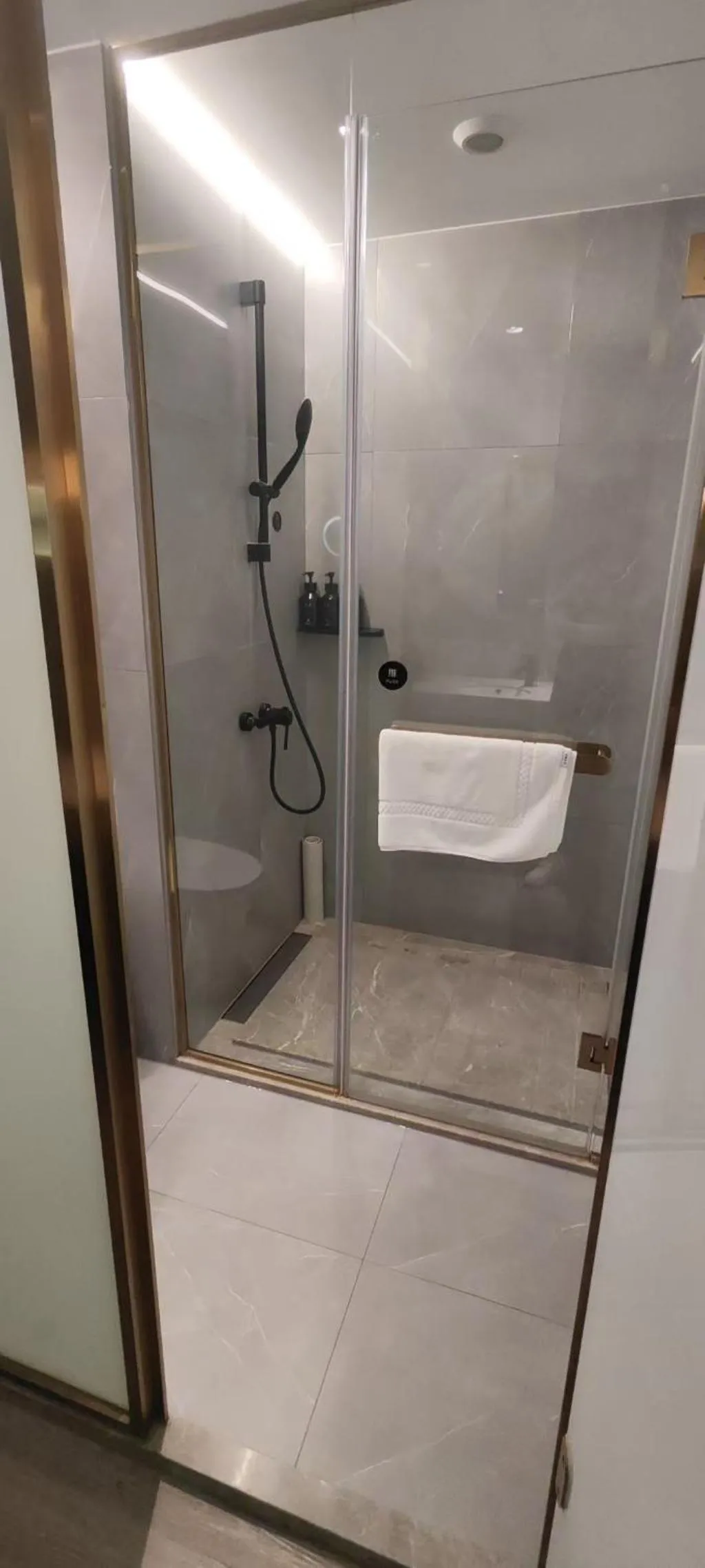 Shower in Atour Light Hotel Shanghai Xujiahui Jiaotong University