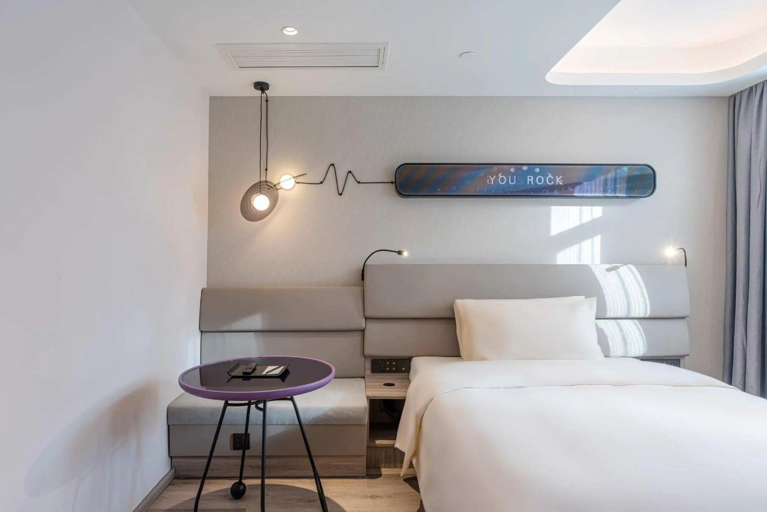 Bed in Atour Light Hotel Shanghai Xujiahui Jiaotong University