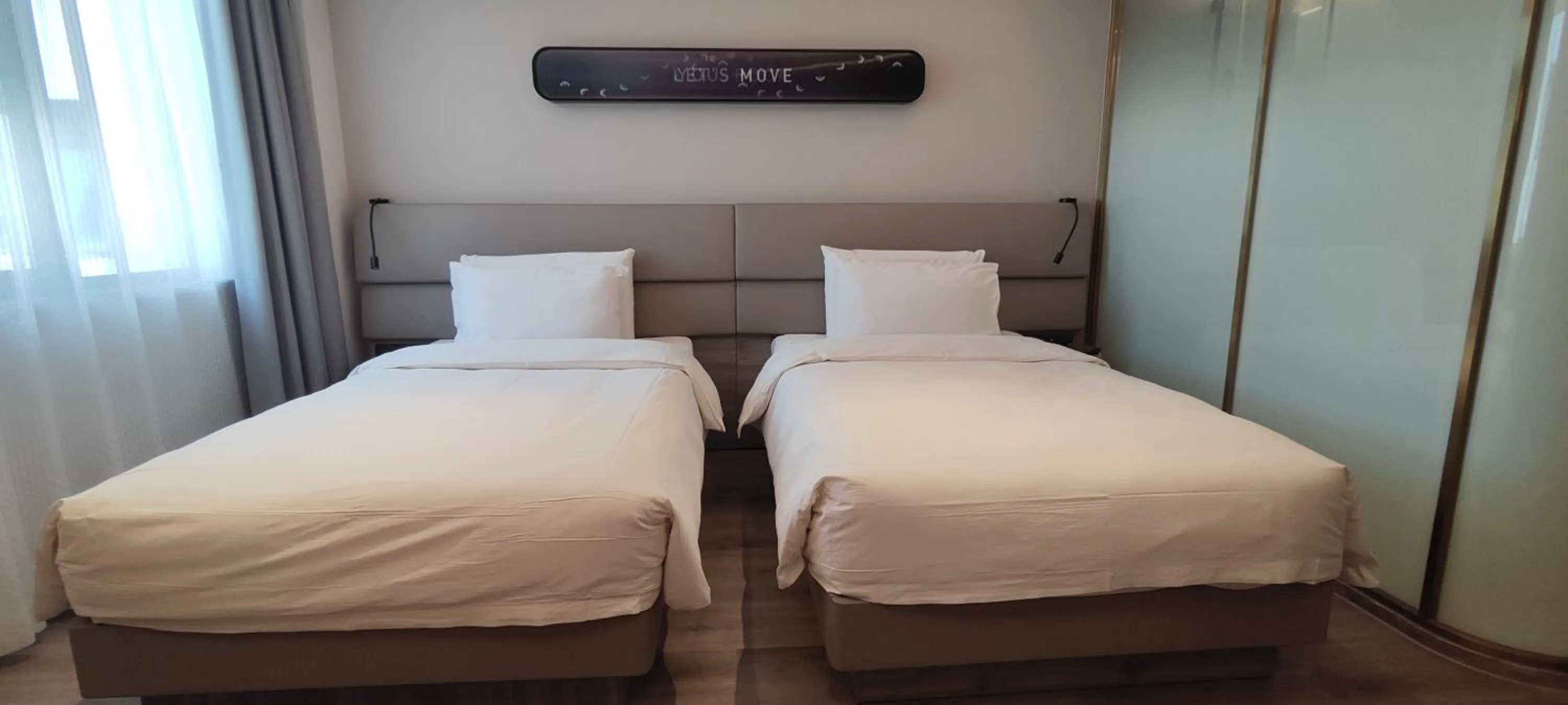 Bed in Atour Light Hotel Shanghai Xujiahui Jiaotong University