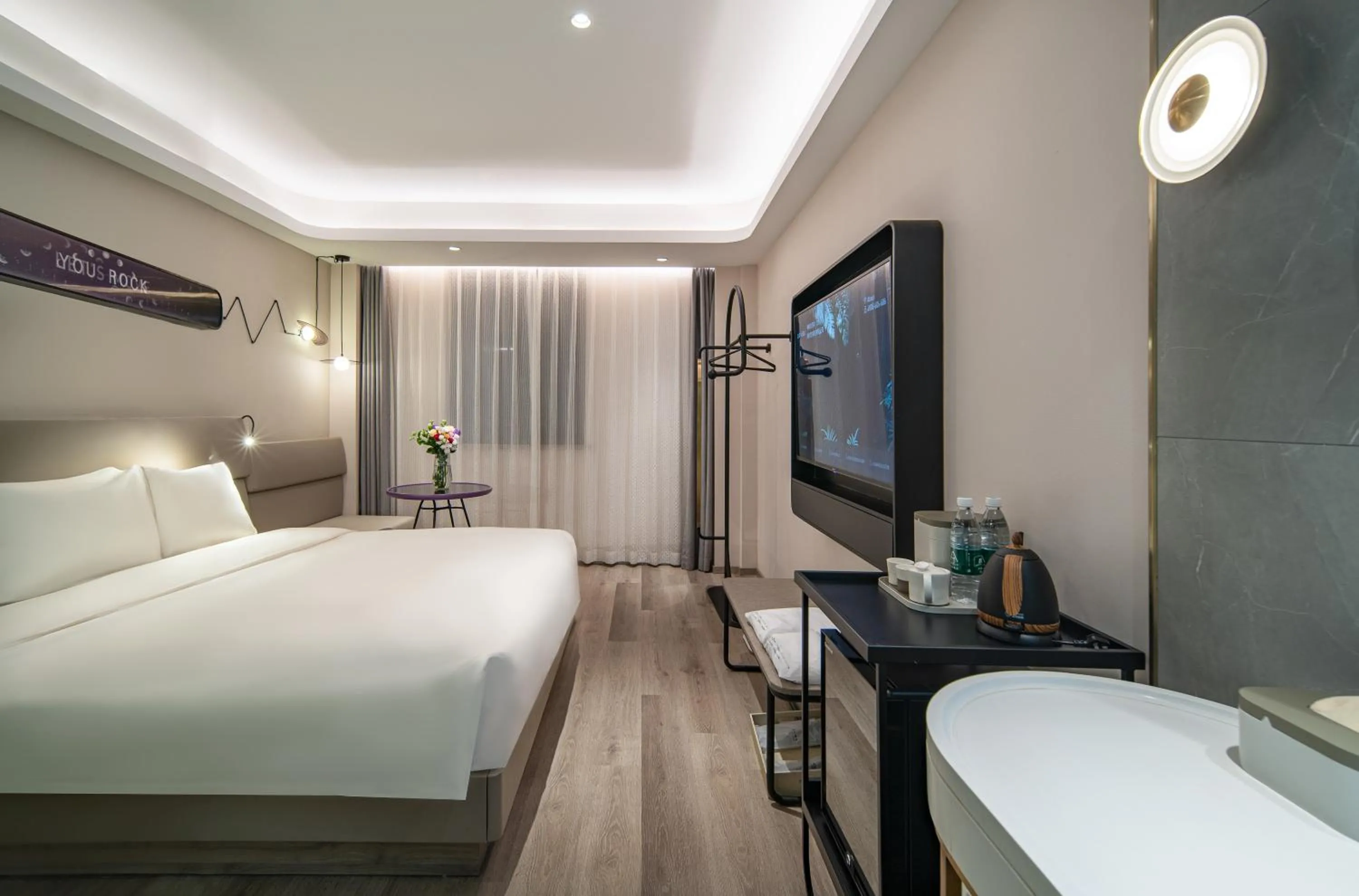 Bed in Atour Light Hotel Shanghai Xujiahui Jiaotong University
