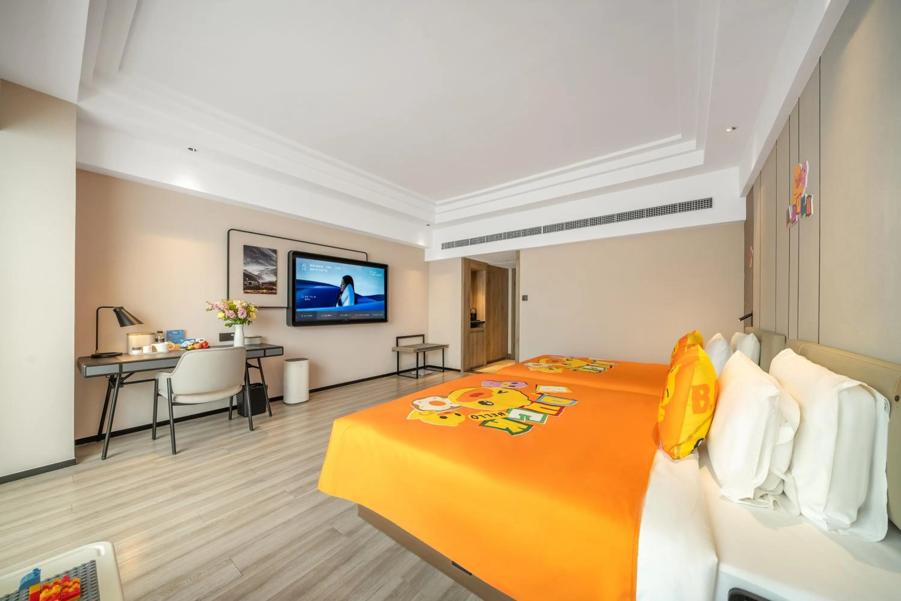 Communal lounge/ TV room, Bed in Atour Hotel Chengdu Taikoo Li Riverside