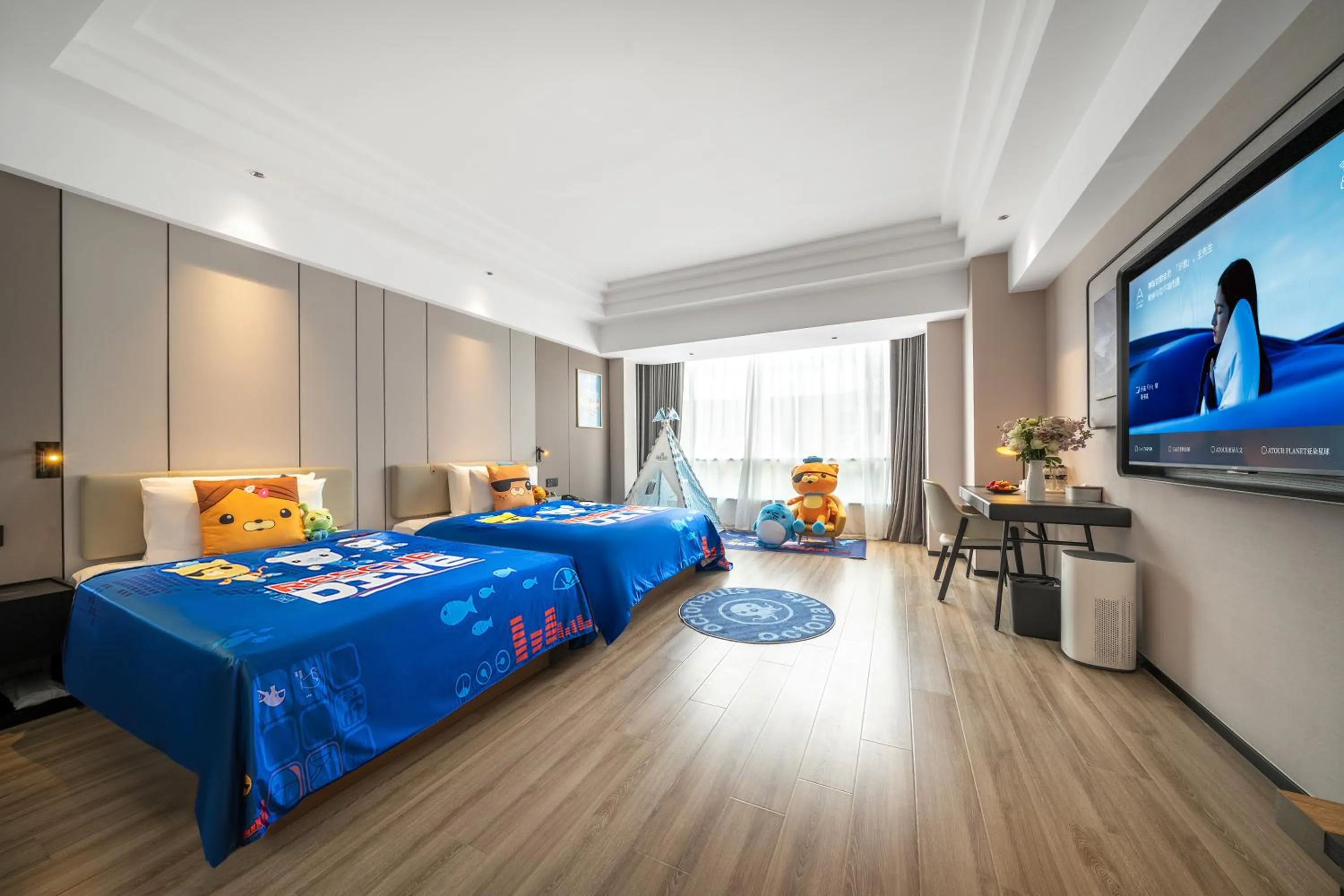 Communal lounge/ TV room, Bed in Atour Hotel Chengdu Taikoo Li Riverside