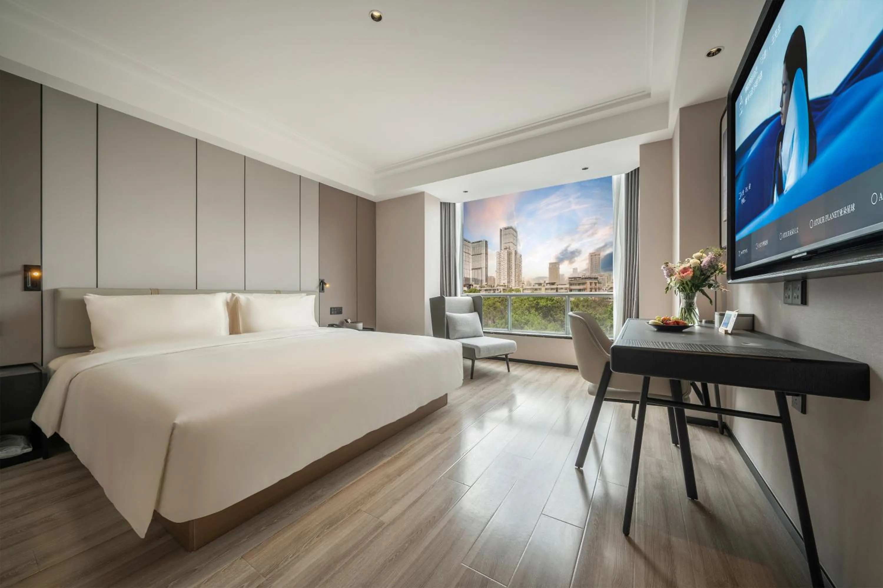 Communal lounge/ TV room, Bed in Atour Hotel Chengdu Taikoo Li Riverside