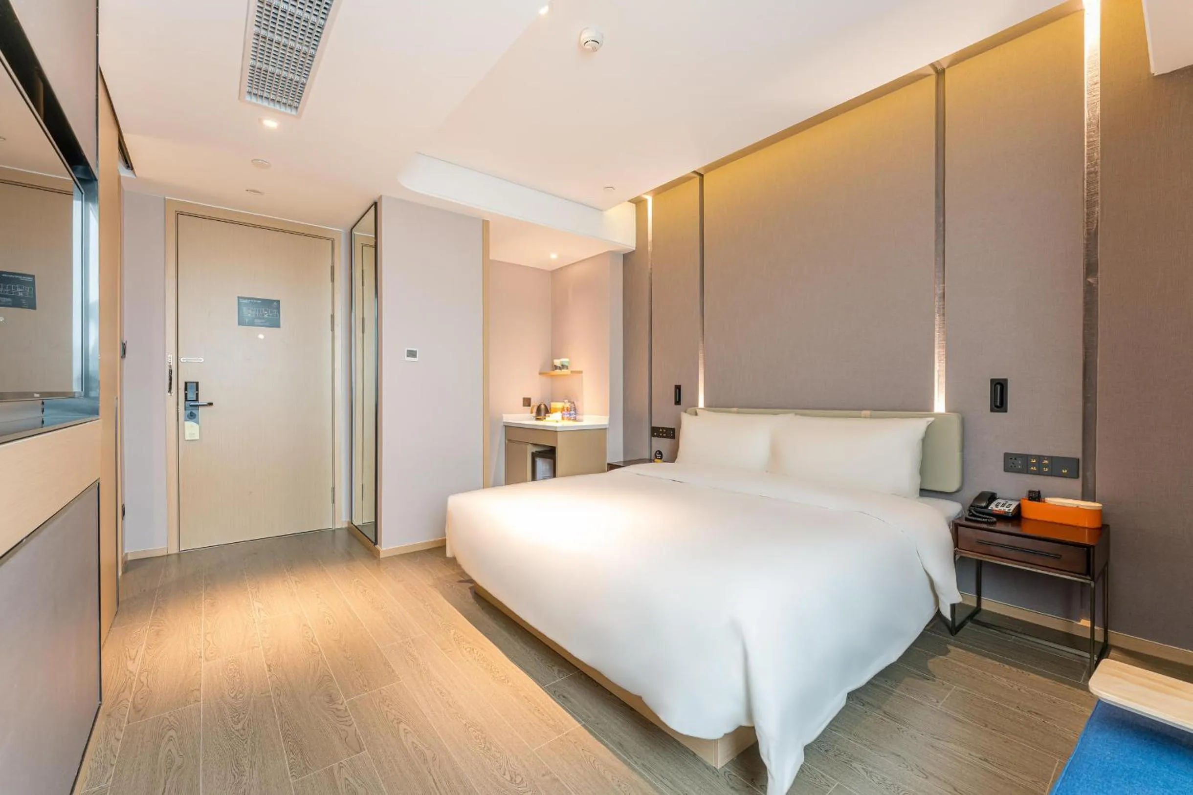 Photo of the whole room, Bed in Atour Hotel Xiamen Airport Wuyuan Bay