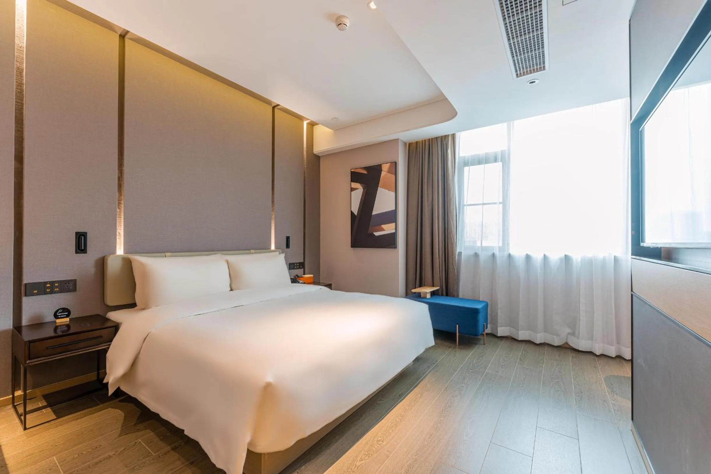 Photo of the whole room, Bed in Atour Hotel Xiamen Airport Wuyuan Bay