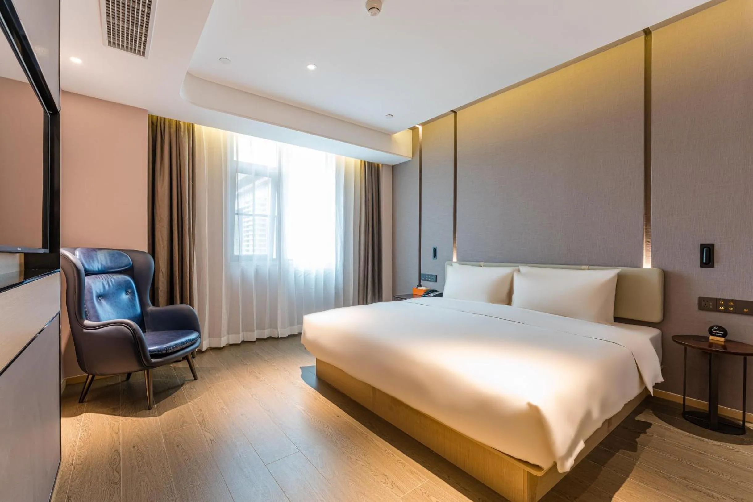 Photo of the whole room, Bed in Atour Hotel Xiamen Airport Wuyuan Bay