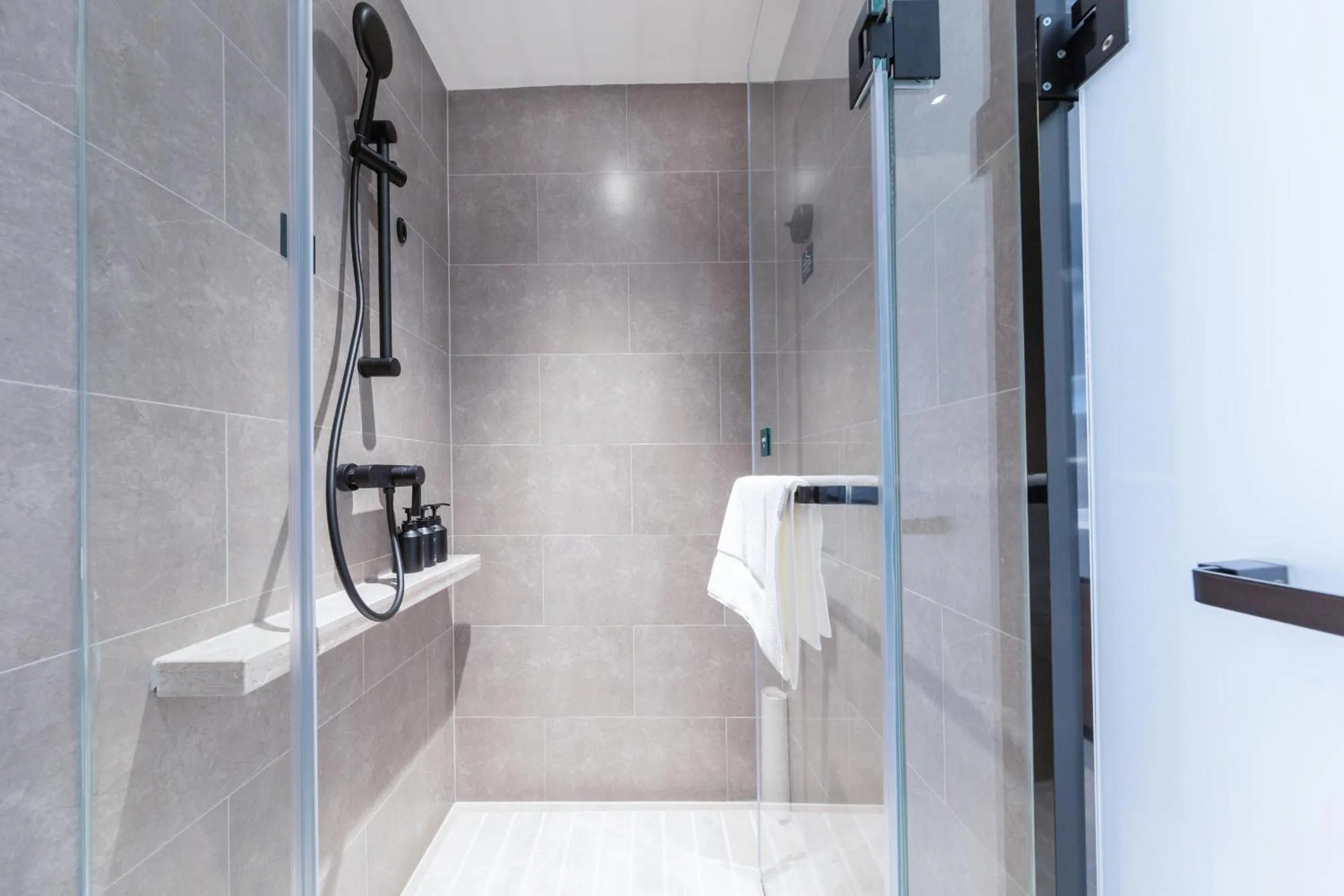 Shower in Atour Hotel Qingdao Laoshan Shilaoren Beach