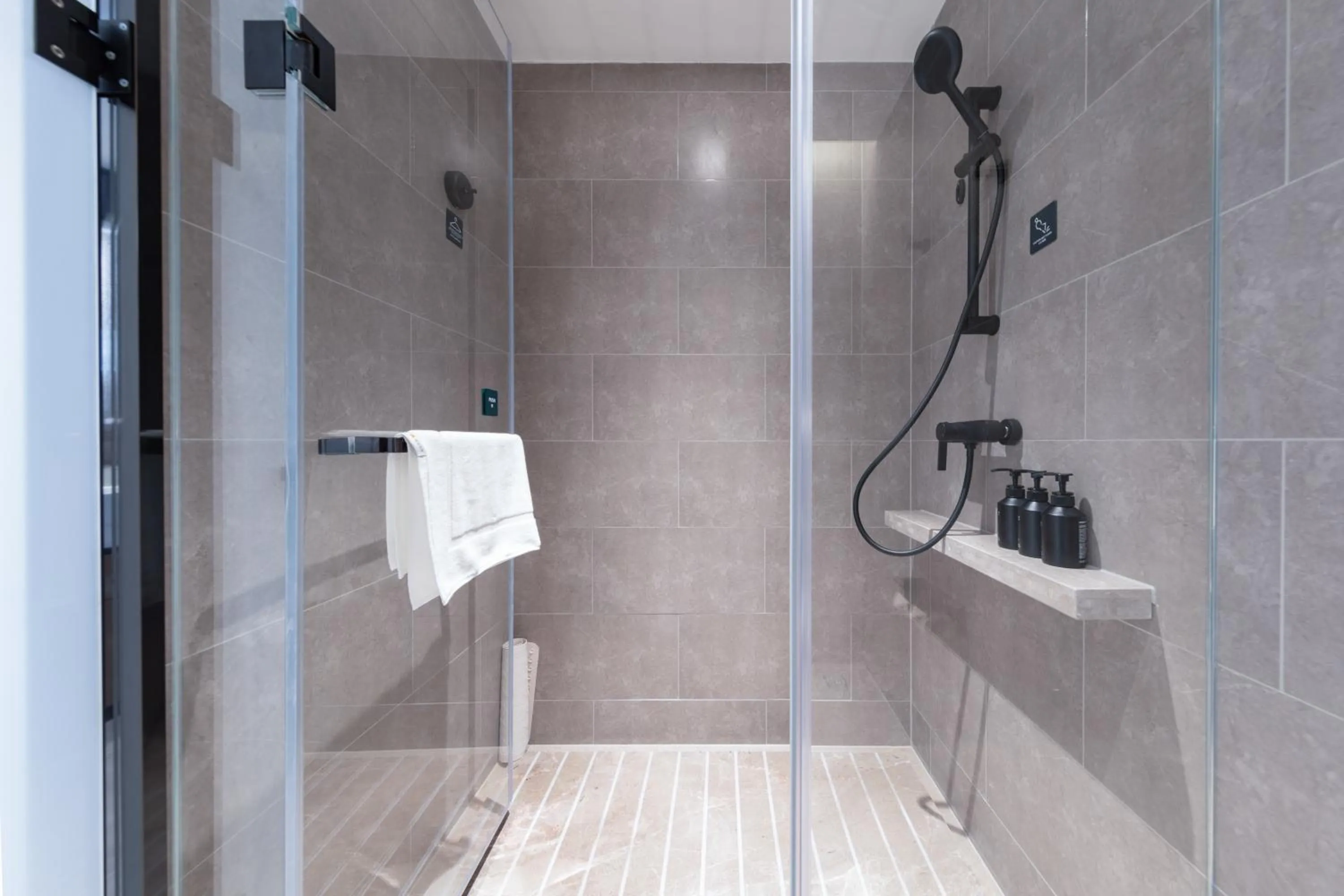 Shower in Atour Hotel Qingdao Laoshan Shilaoren Beach