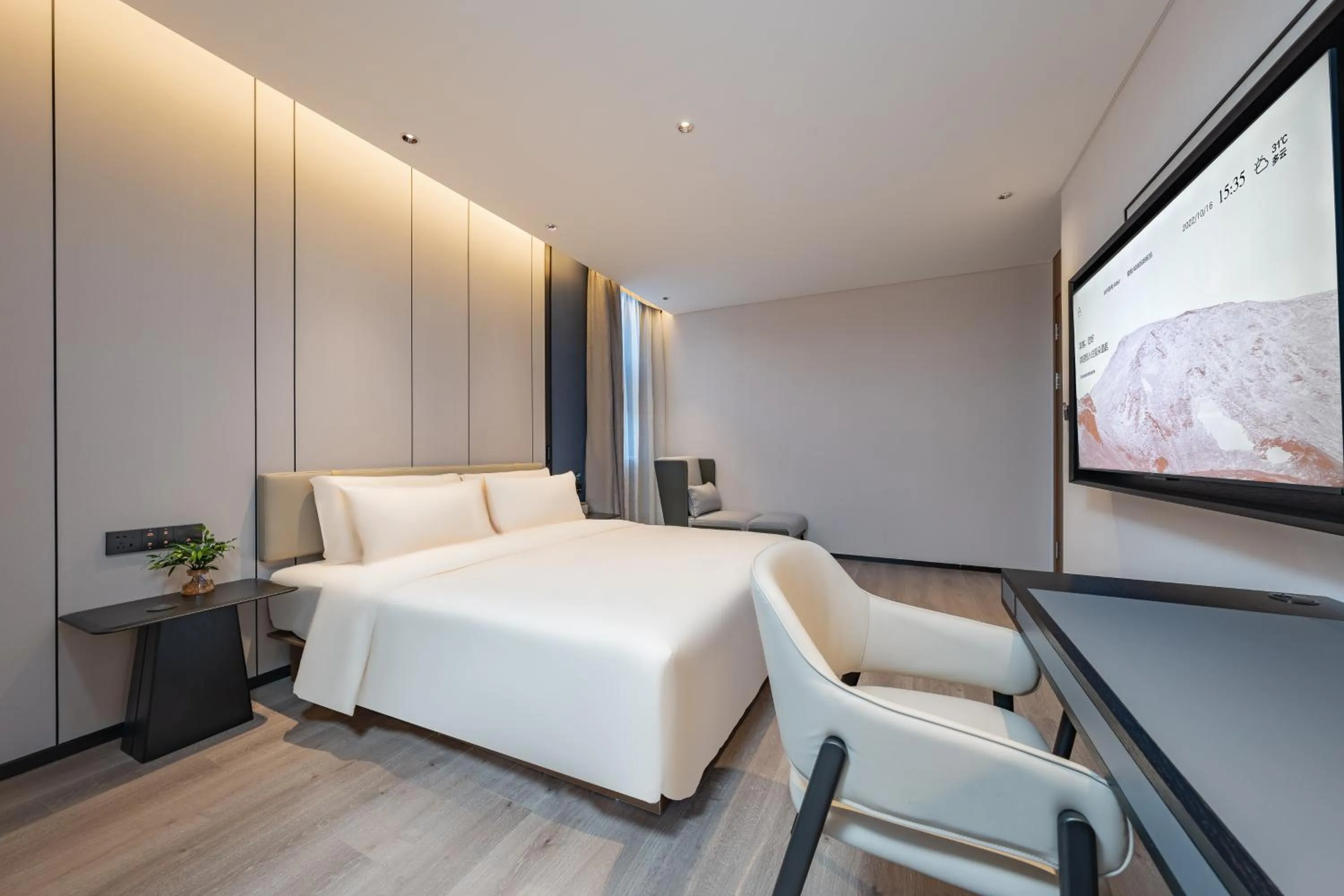 Photo of the whole room, Bed in Atour Hotel Guangzhou Pazhou Exhibition Center Information Port-Free shuttle bus to Canton Fair