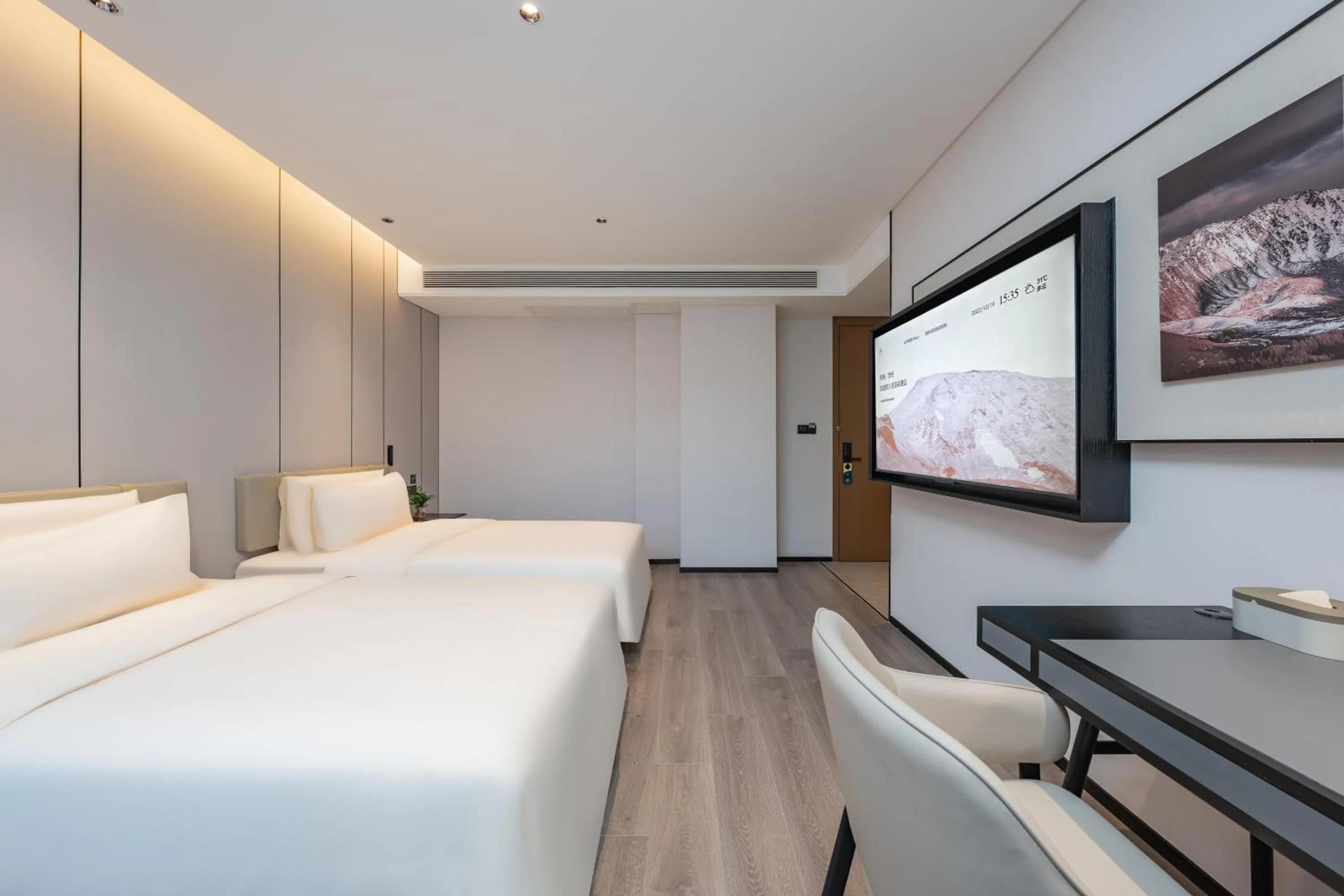 Photo of the whole room, Bed in Atour Hotel Guangzhou Pazhou Exhibition Center Information Port-Free shuttle bus to Canton Fair