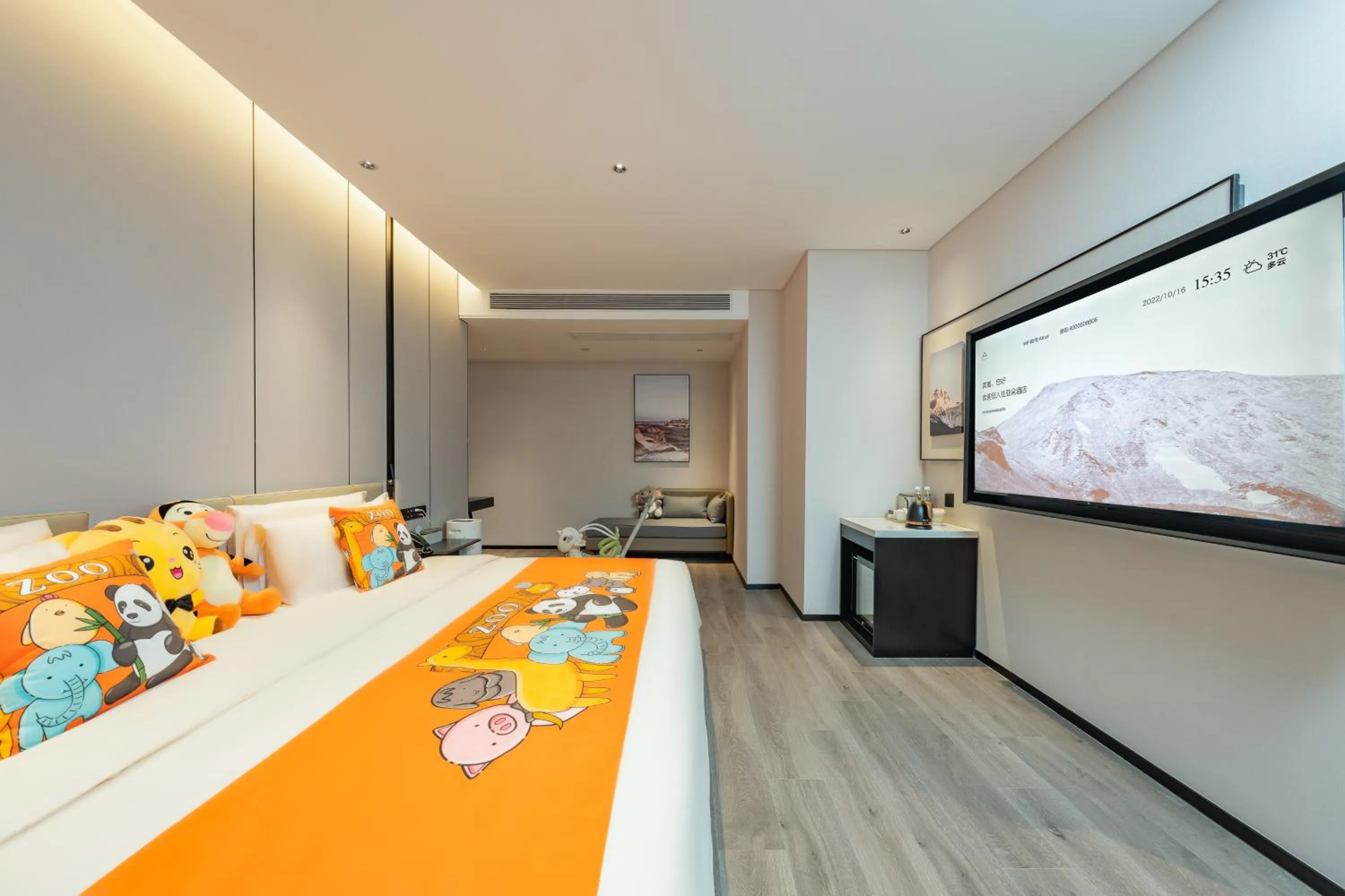 Photo of the whole room, Bed in Atour Hotel Guangzhou Pazhou Exhibition Center Information Port-Free shuttle bus to Canton Fair