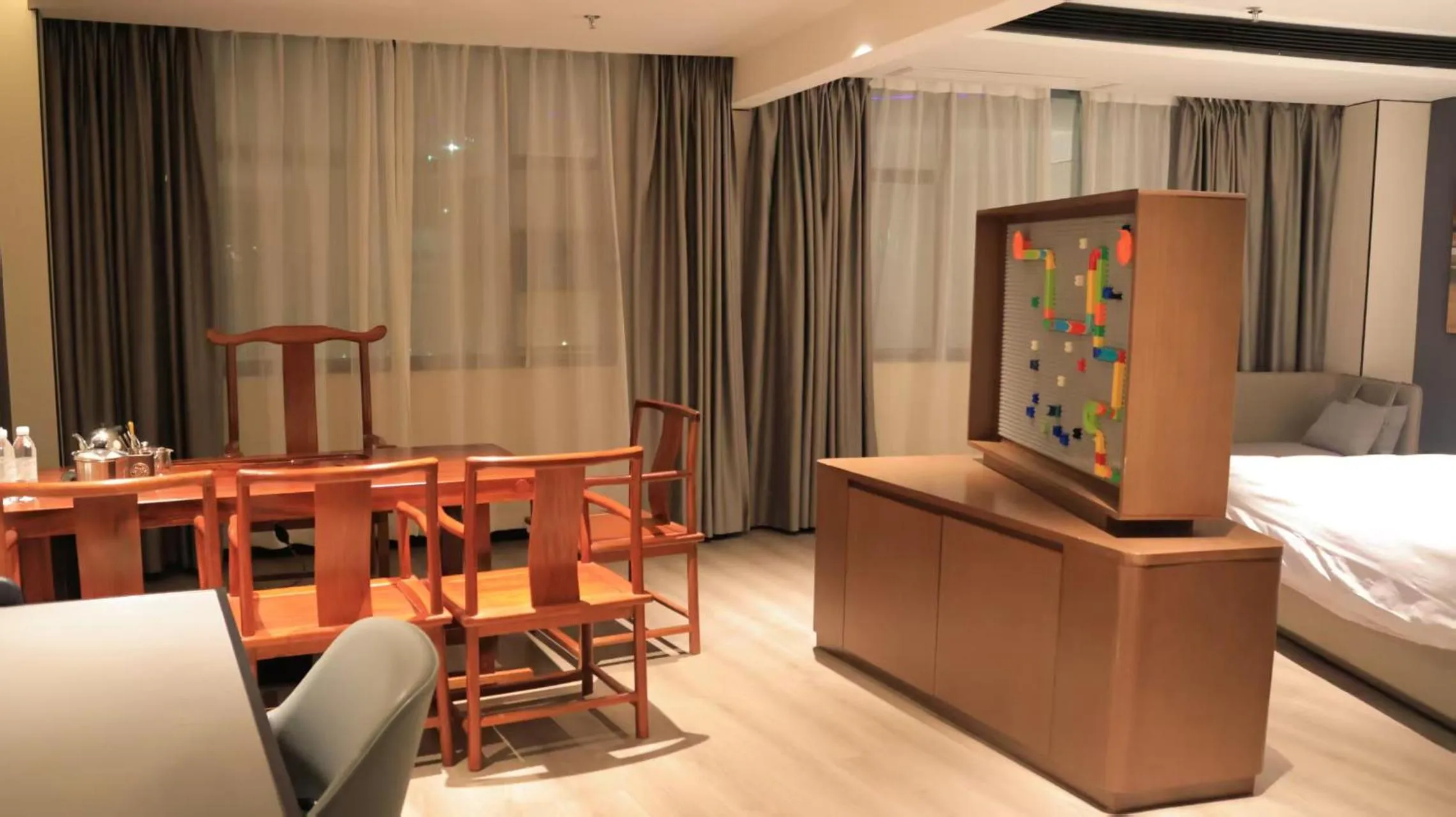 Living room, Bed in Atour X Hotel Guangzhou Baiyun International Airport Renhe Station