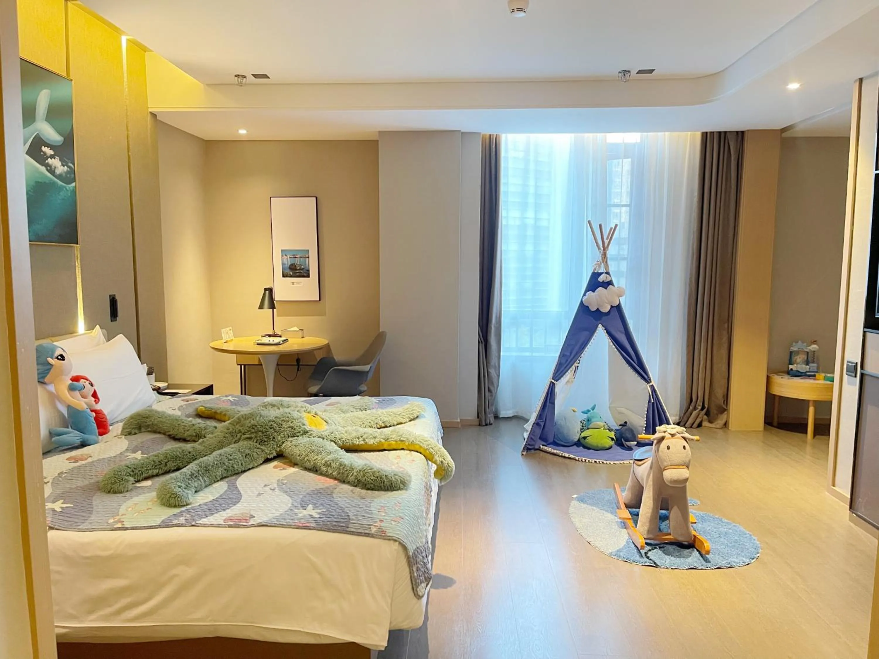 Photo of the whole room, Bed in Atour Hotel Shenzhen Nanshan Shekou