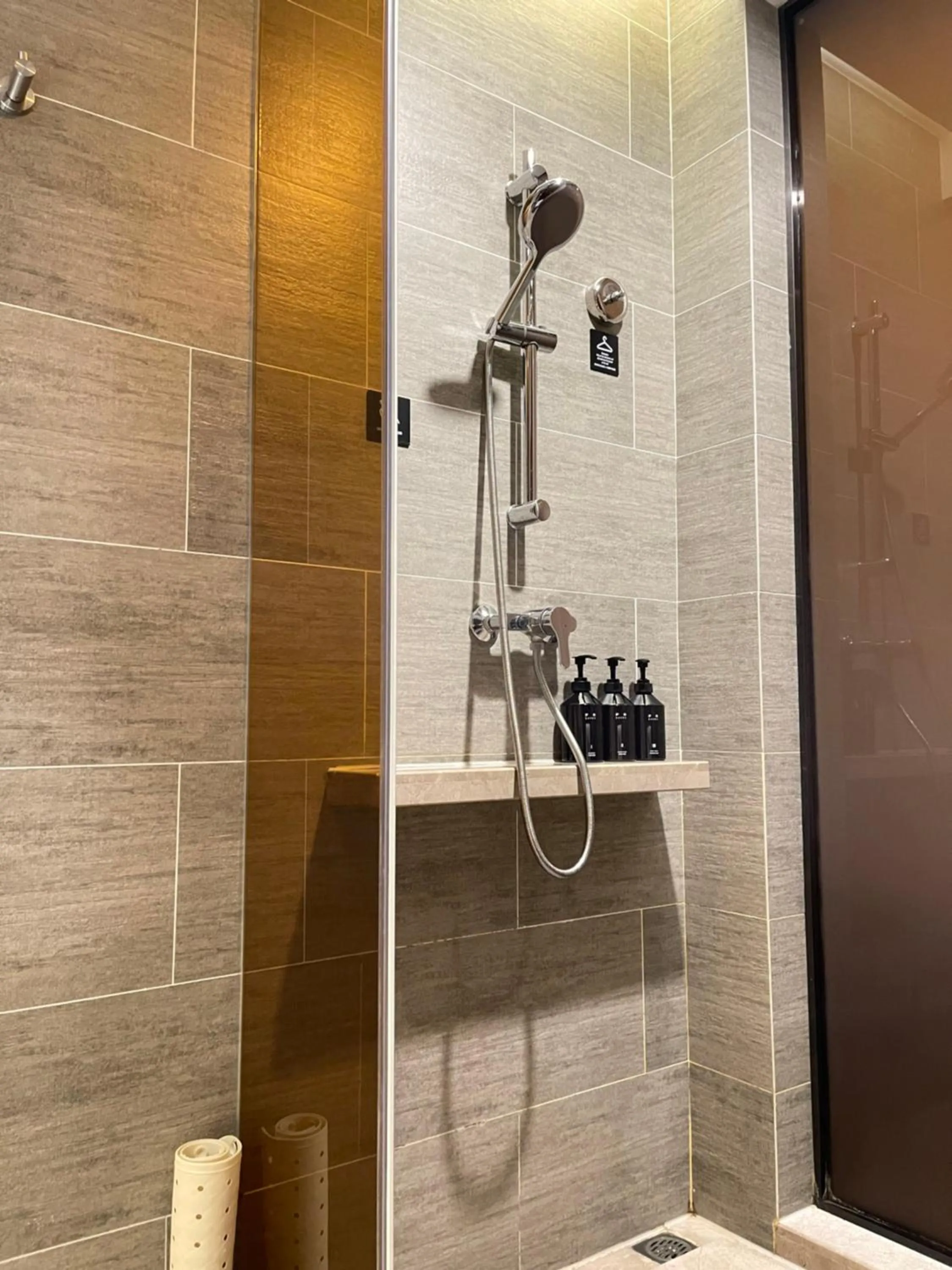 Shower in Atour Hotel Shenzhen Nanshan Shekou