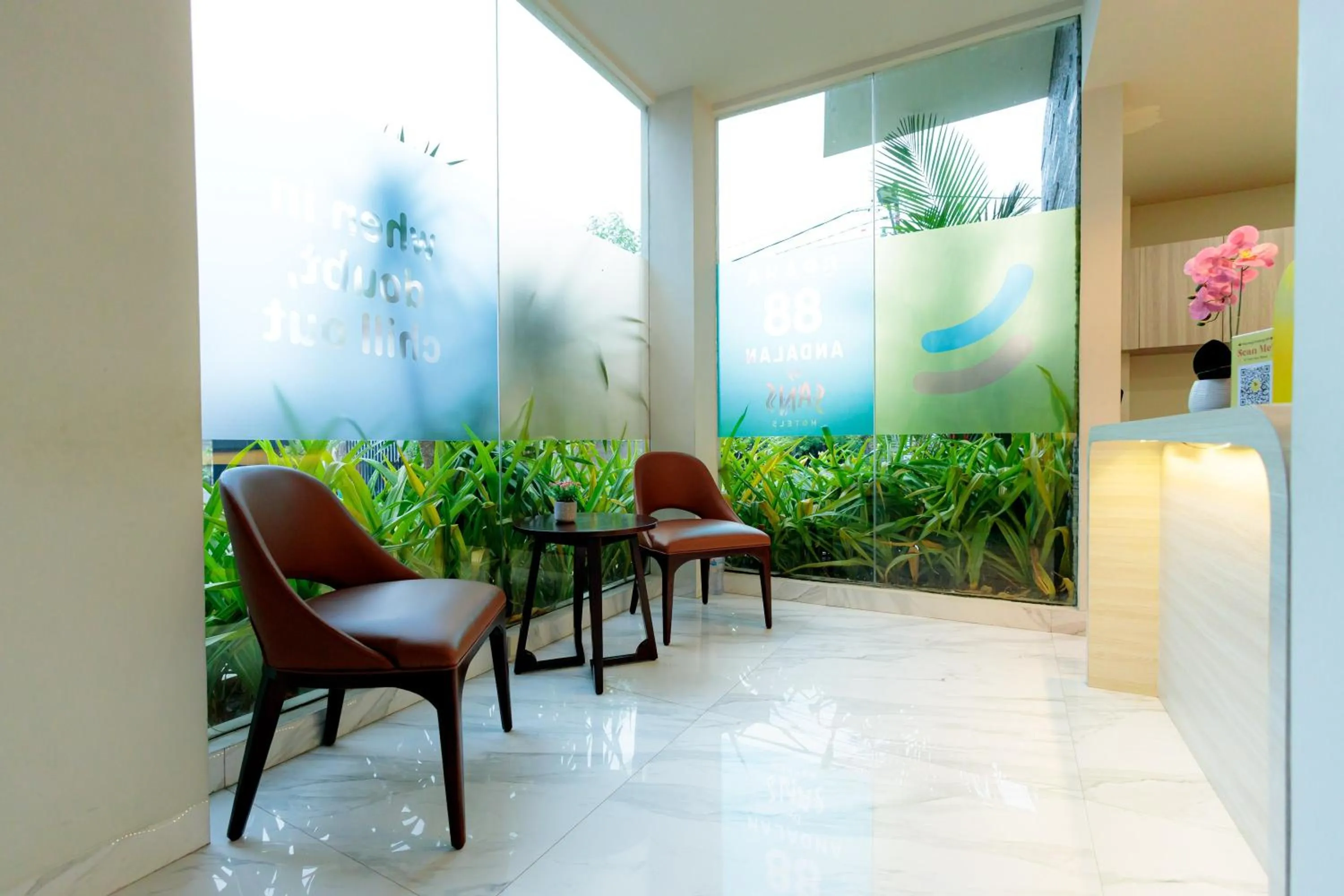 Seating area in Sans Hotel 88 Andalan Surabaya by RedDoorz