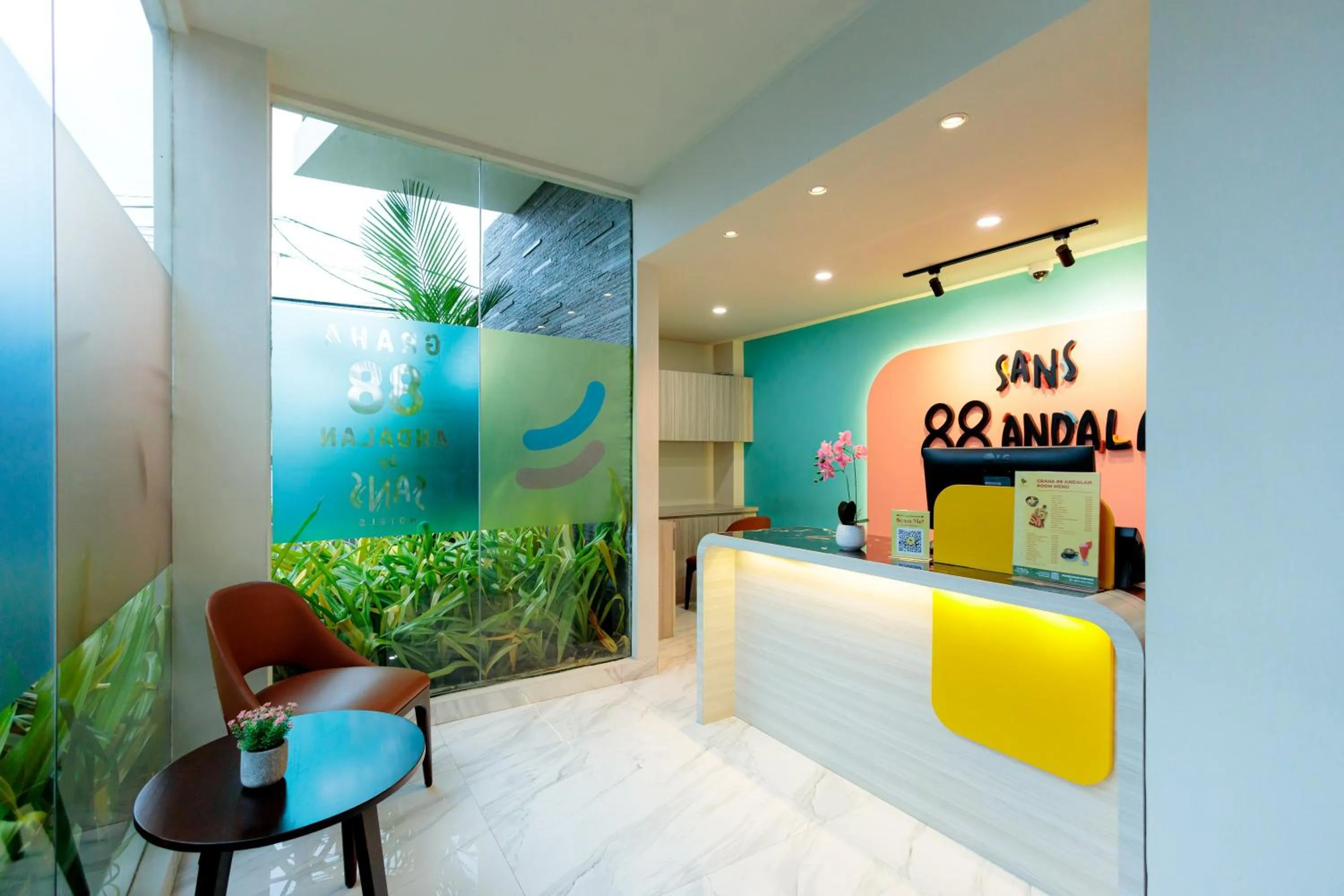 Lobby or reception in Sans Hotel 88 Andalan Surabaya by RedDoorz